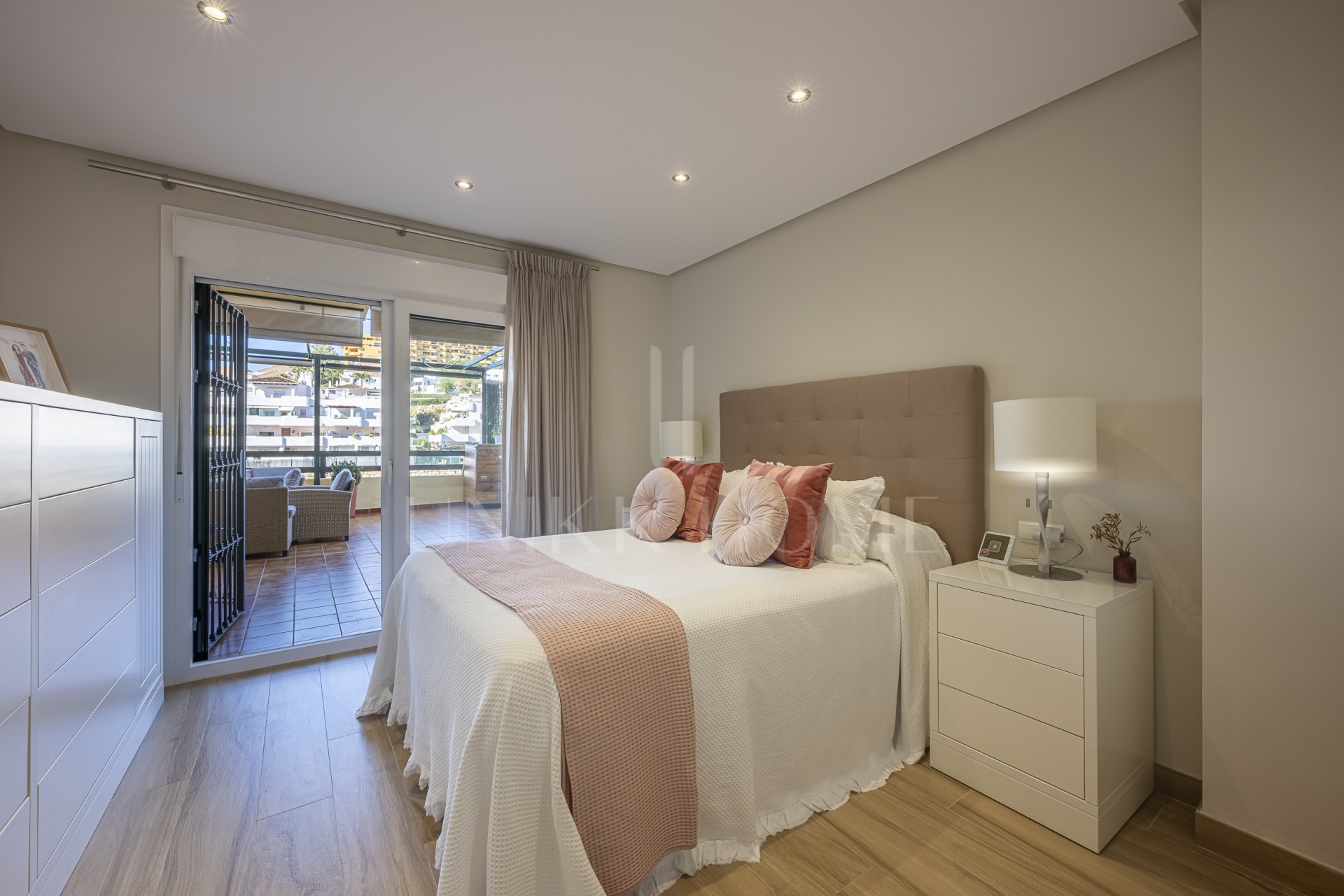 Apartamento en planta baja renovado con vistas al mar en Las Joyas, Estepona Este