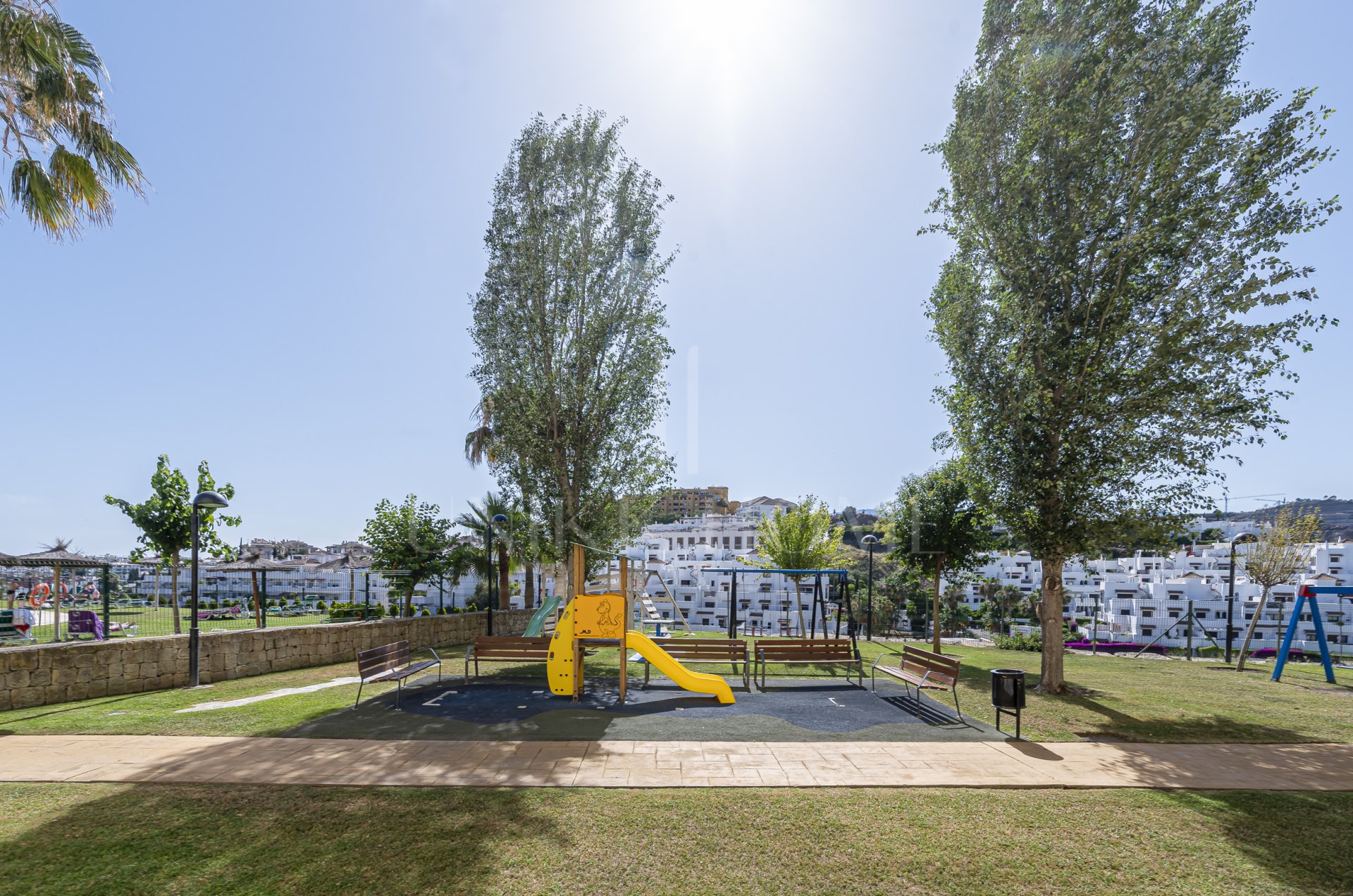 Apartamento en planta baja renovado con vistas al mar en Las Joyas, Estepona Este