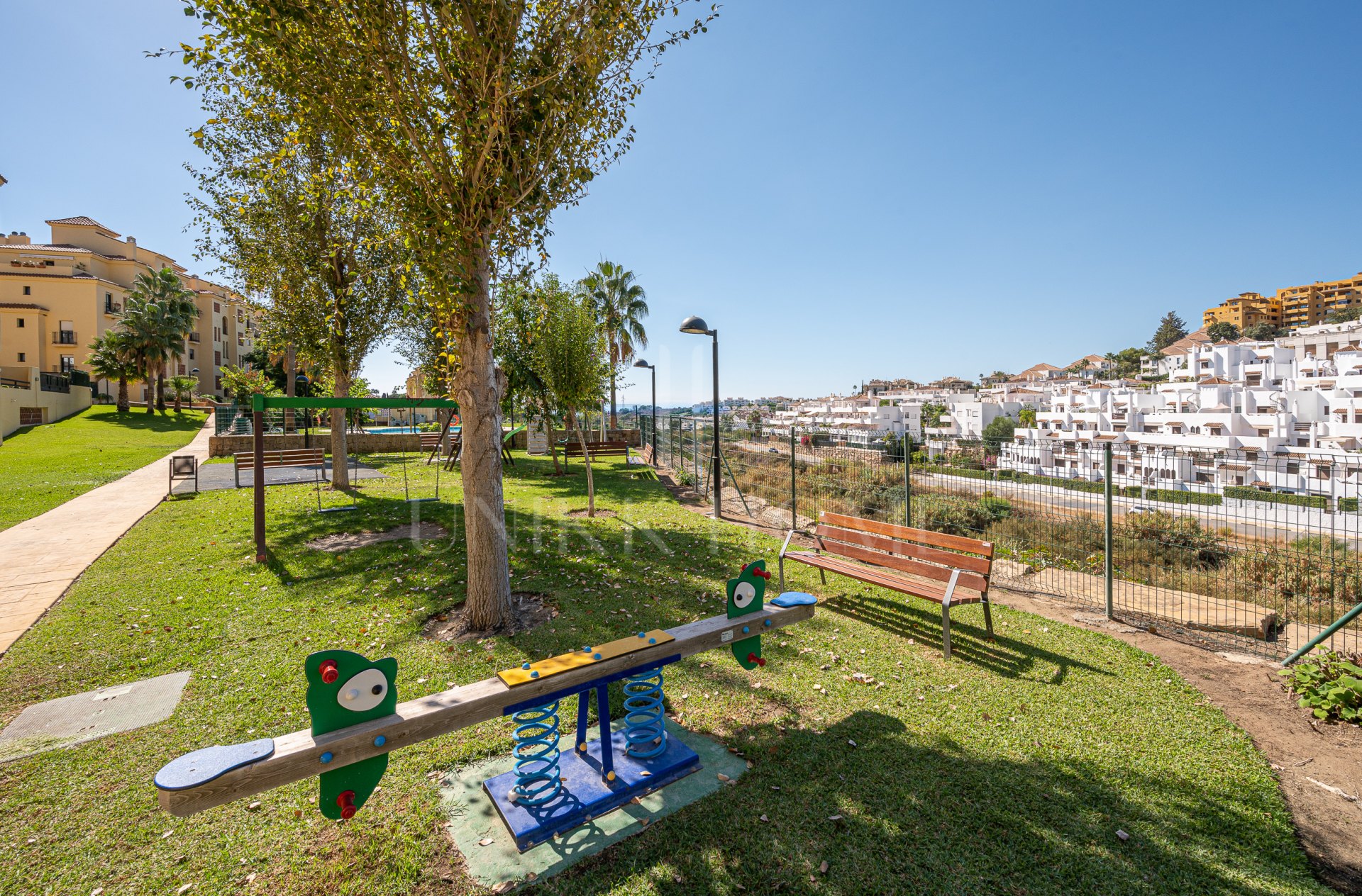 Apartamento en planta baja renovado con vistas al mar en Las Joyas, Estepona Este