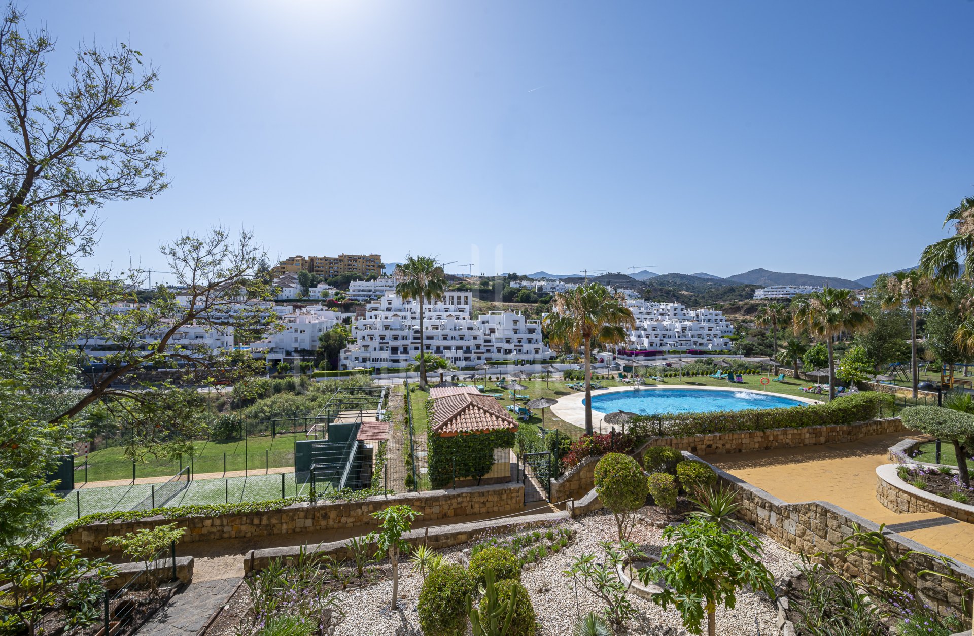 Apartamento en planta baja renovado con vistas al mar en Las Joyas, Estepona Este