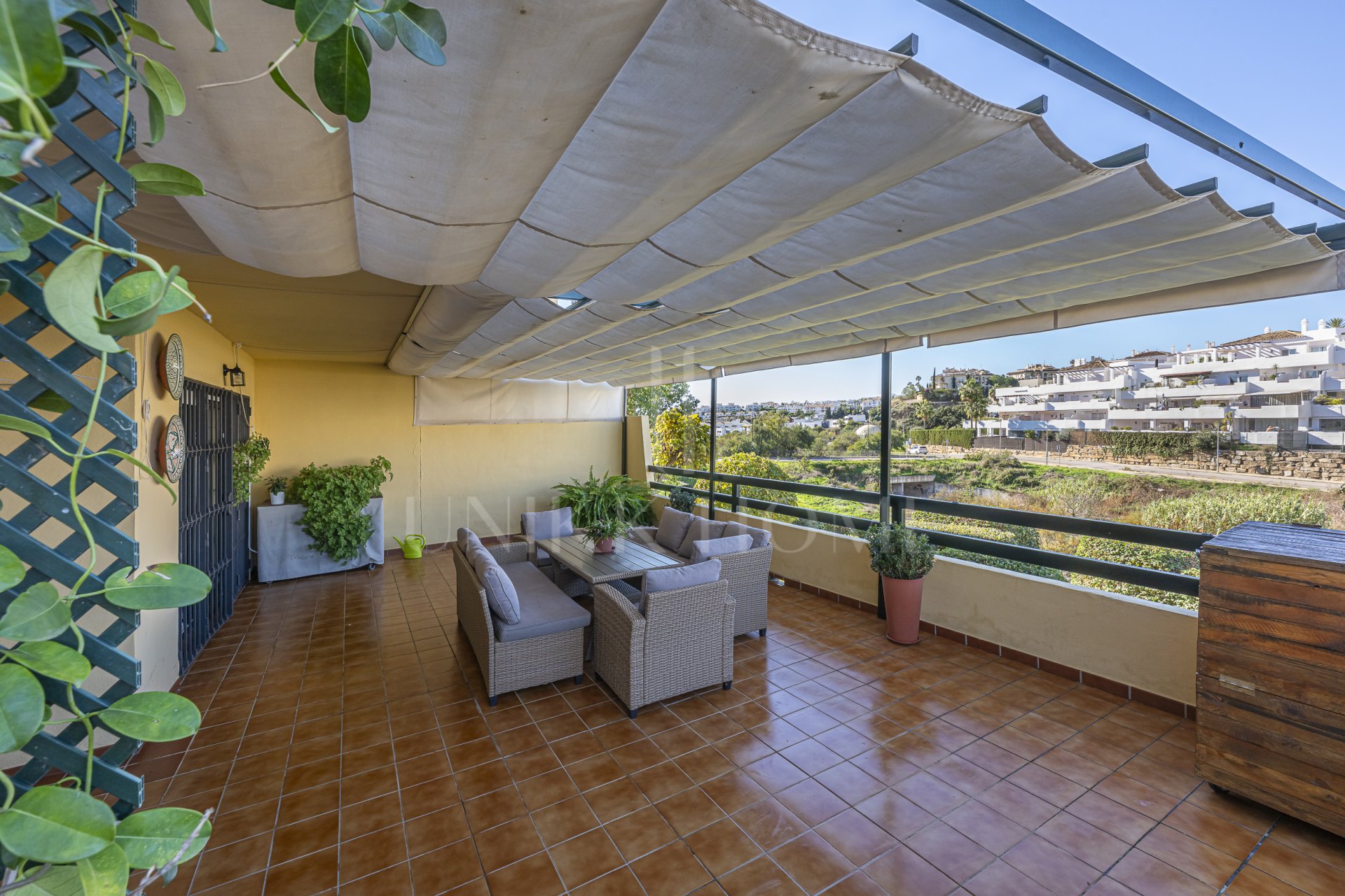 Apartamento en planta baja renovado con vistas al mar en Las Joyas, Estepona Este