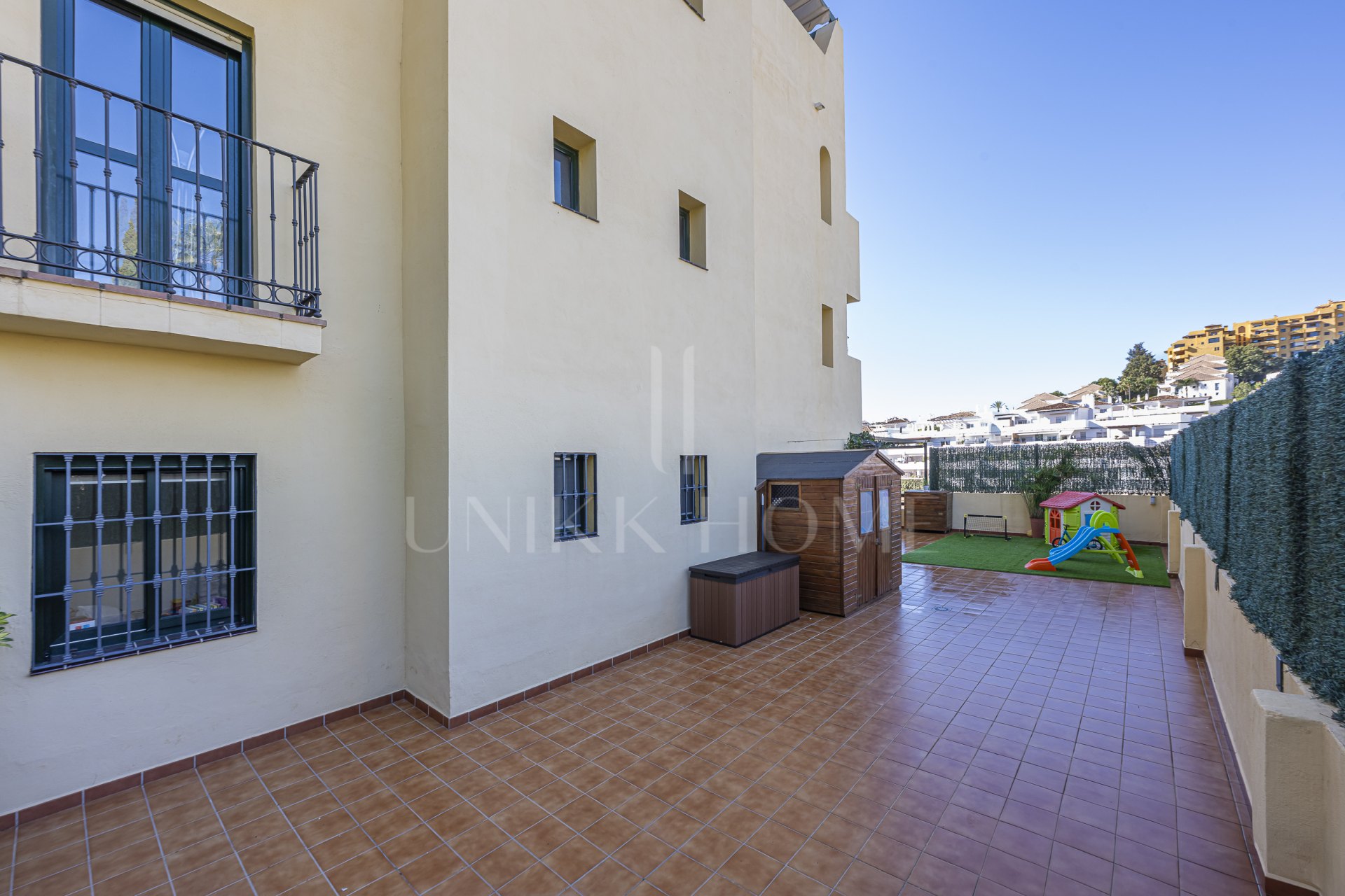 Apartamento en planta baja renovado con vistas al mar en Las Joyas, Estepona Este