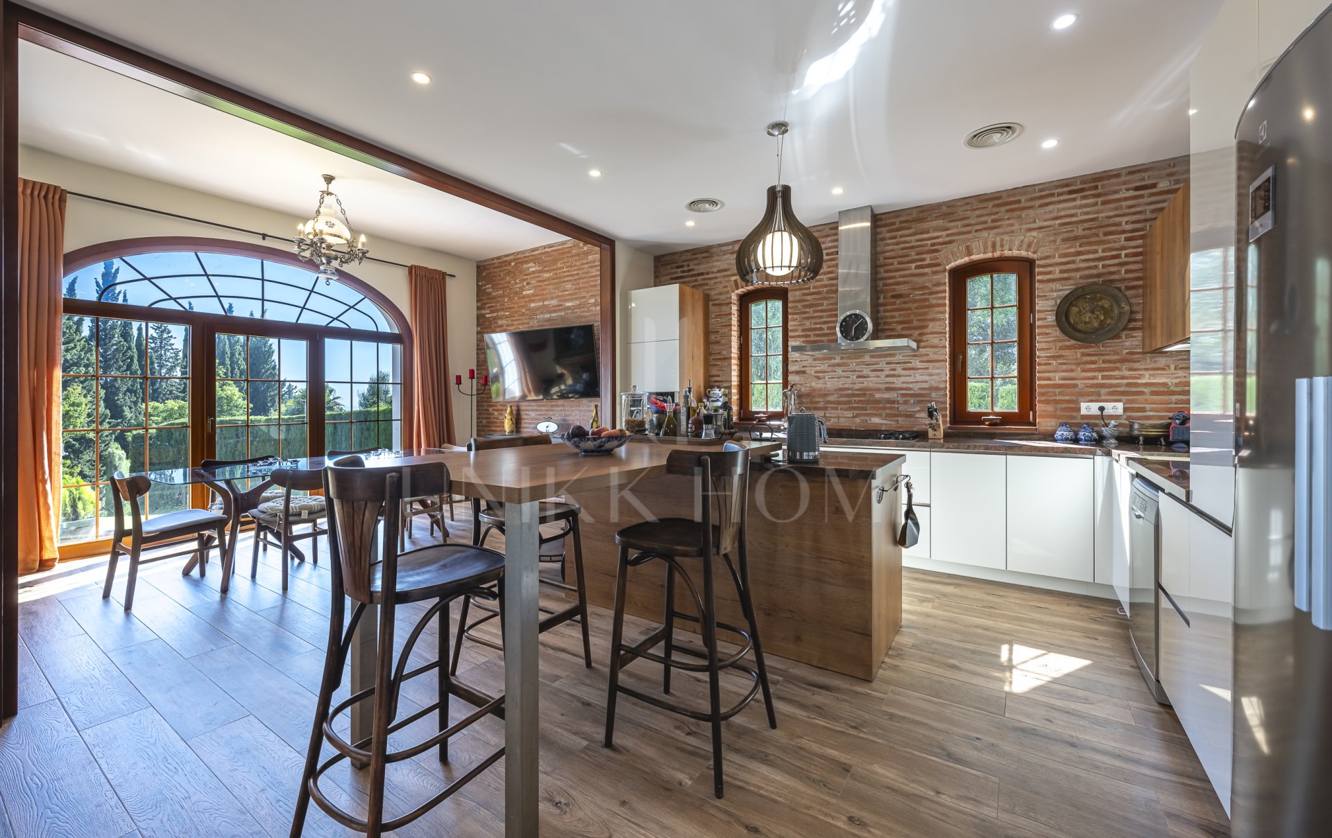 Villa moderna cerca de la playa en venta en El Rosario, Marbella Este