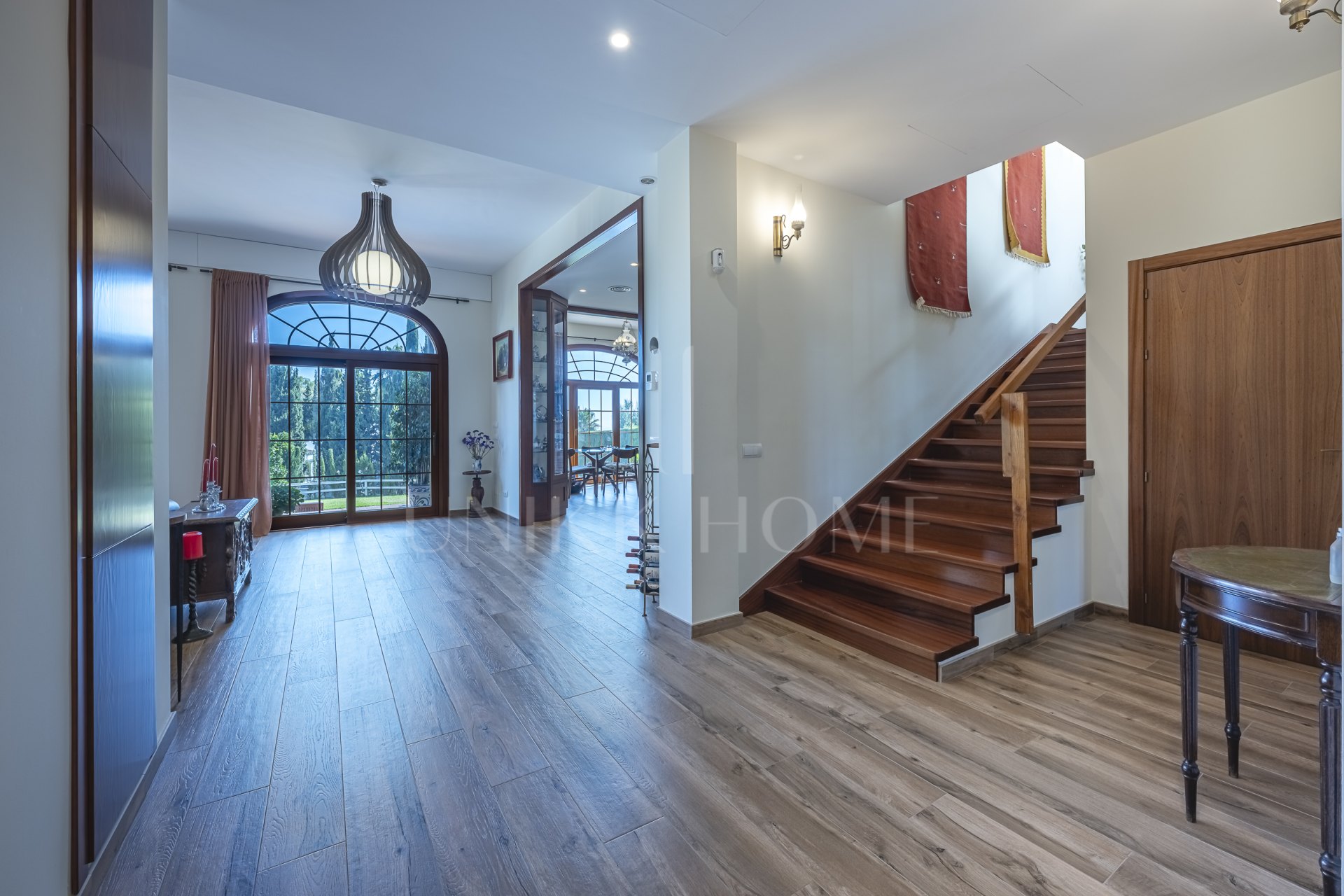 Villa moderna cerca de la playa en venta en El Rosario, Marbella Este