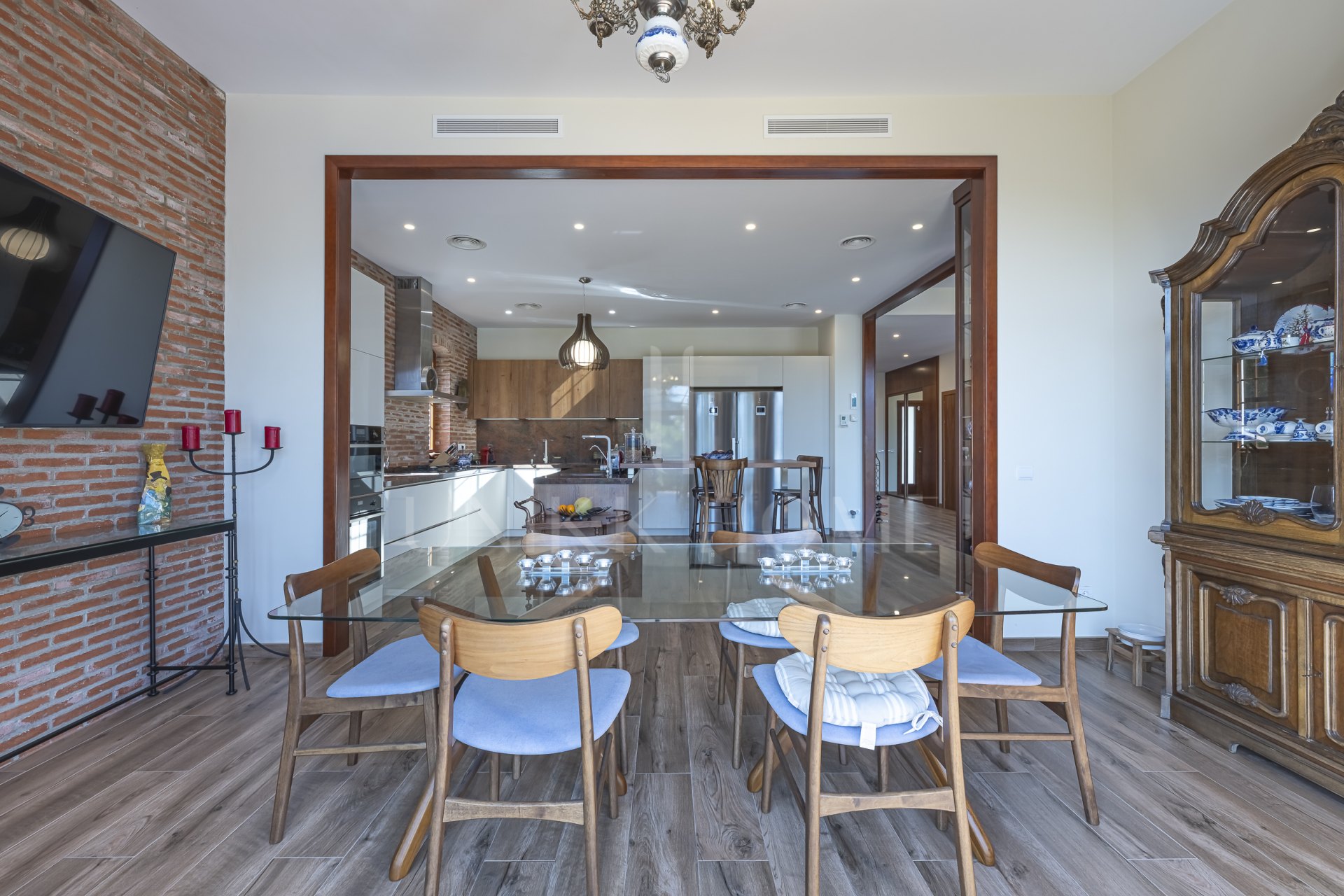 Villa moderna cerca de la playa en venta en El Rosario, Marbella Este