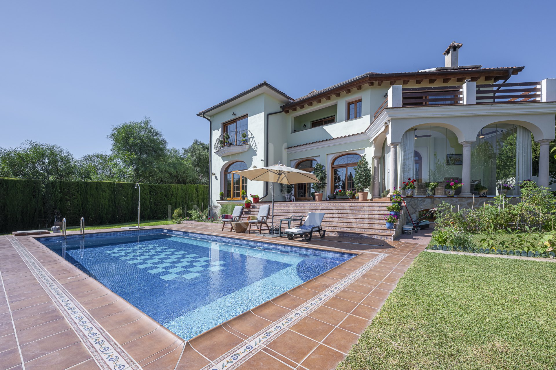 Villa moderna cerca de la playa en venta en El Rosario, Marbella Este