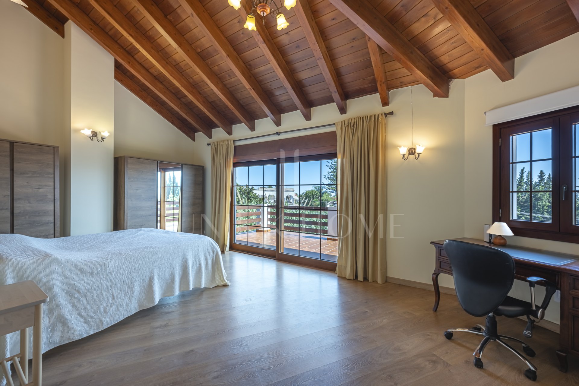 Villa moderna cerca de la playa en venta en El Rosario, Marbella Este