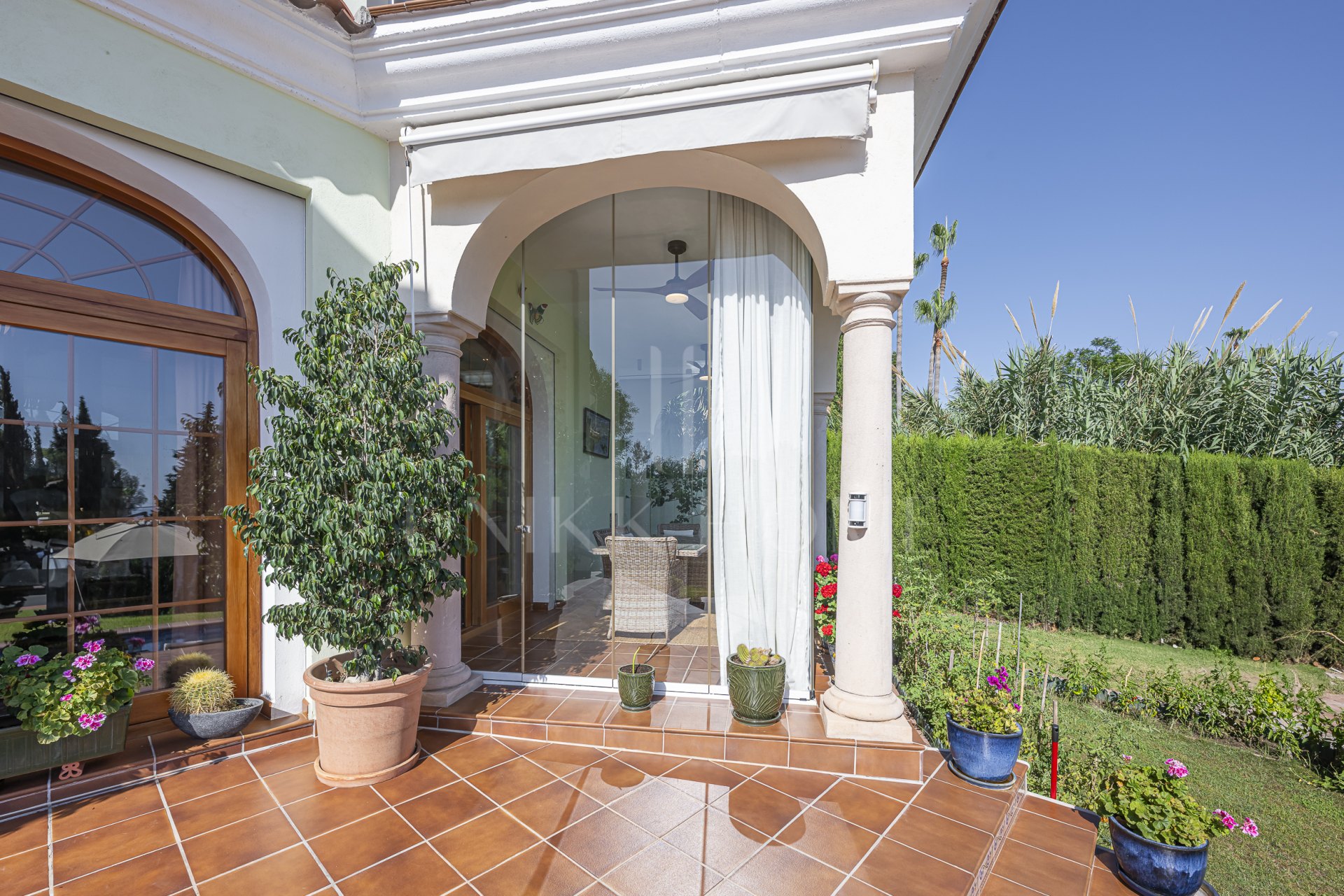 Villa moderna cerca de la playa en venta en El Rosario, Marbella Este