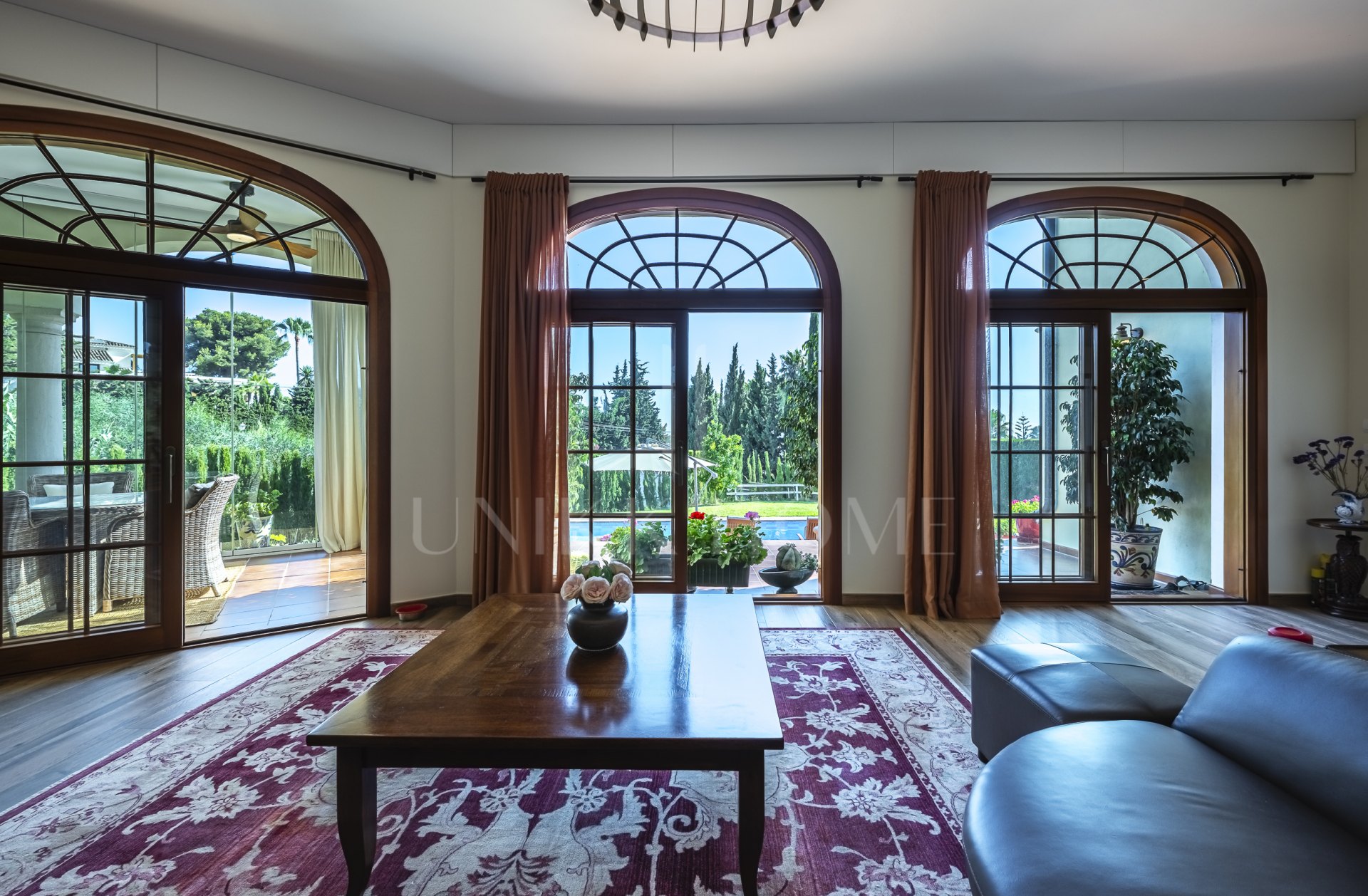 Villa moderna cerca de la playa en venta en El Rosario, Marbella Este