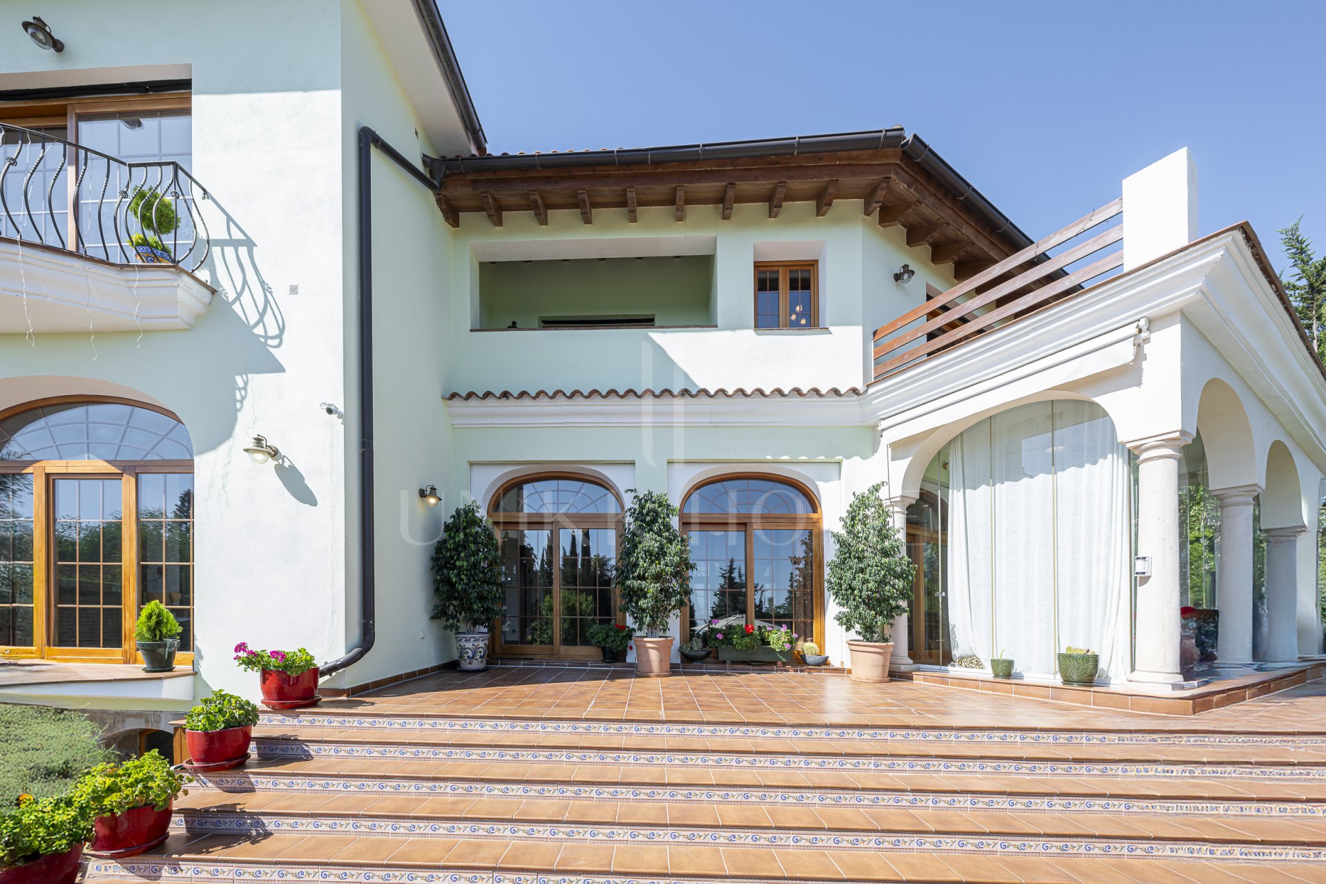 Villa moderna cerca de la playa en venta en El Rosario, Marbella Este