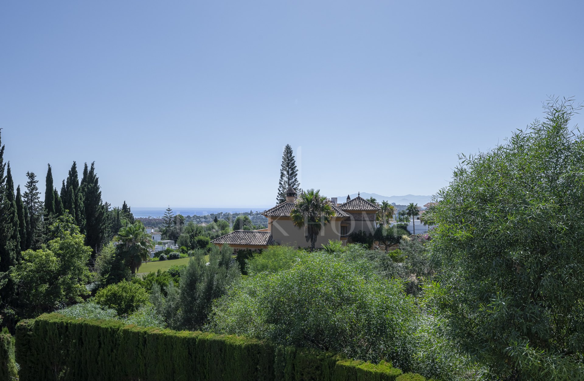 Villa moderna cerca de la playa en venta en El Rosario, Marbella Este