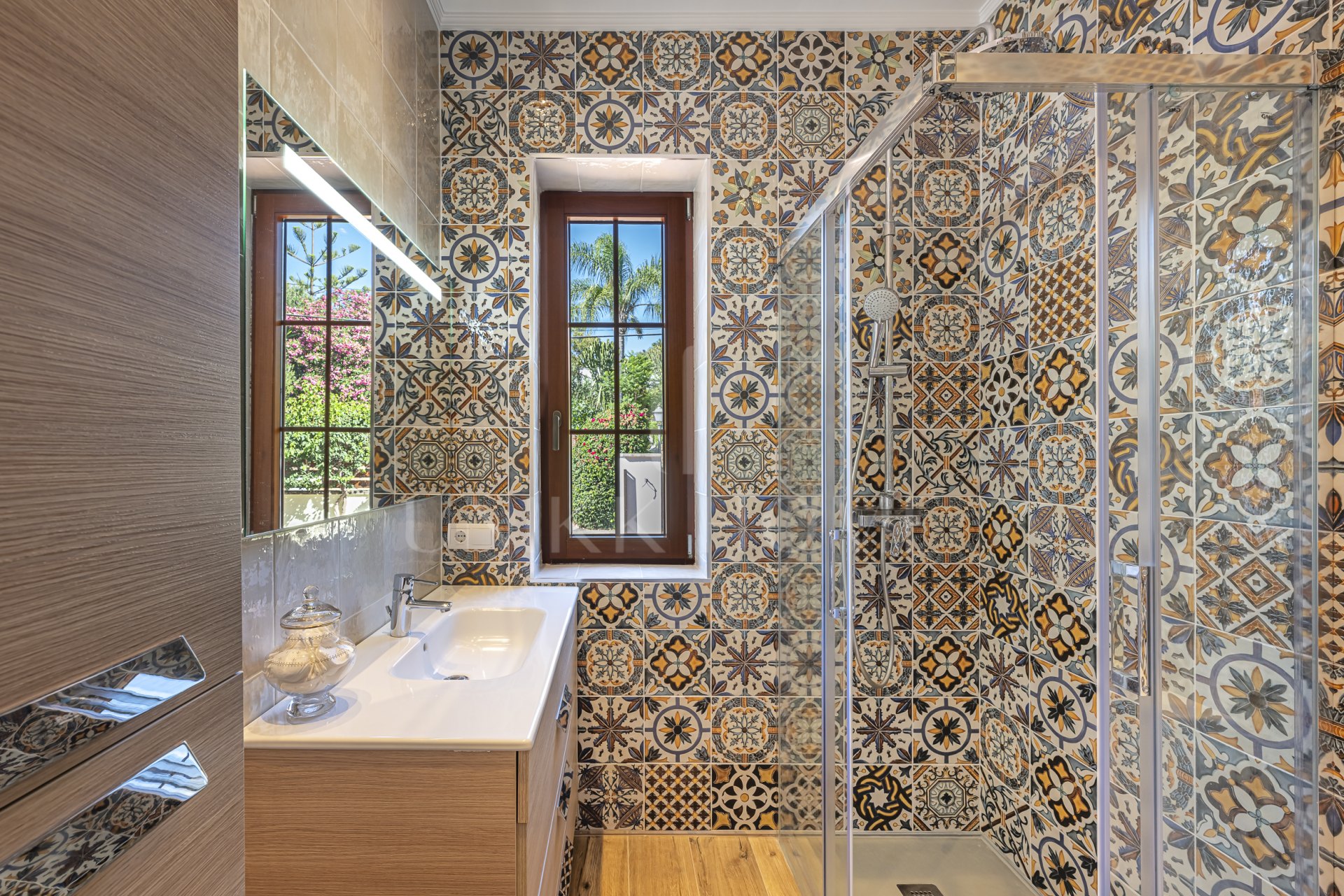 Villa moderna cerca de la playa en venta en El Rosario, Marbella Este