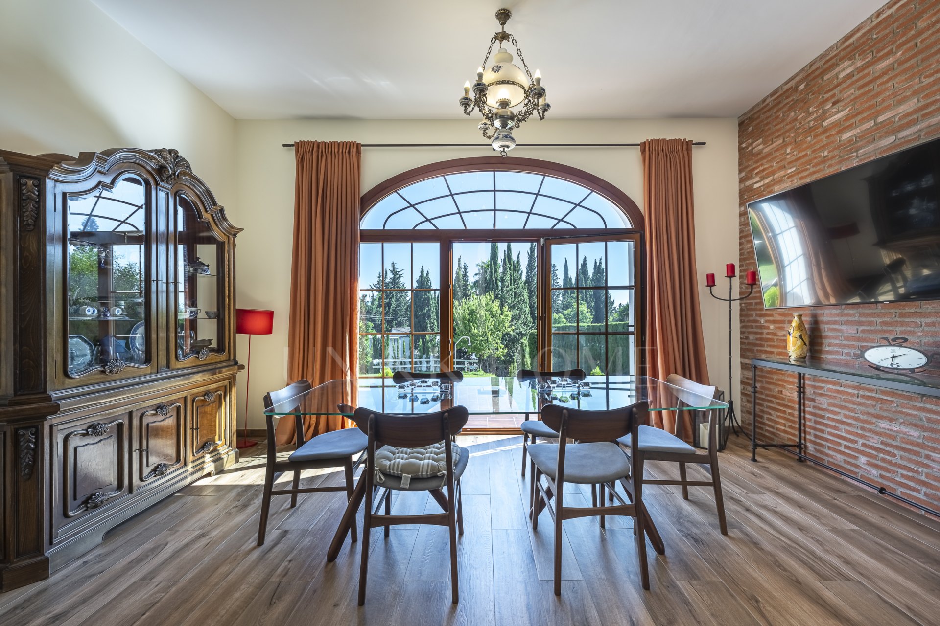 Villa moderna cerca de la playa en venta en El Rosario, Marbella Este