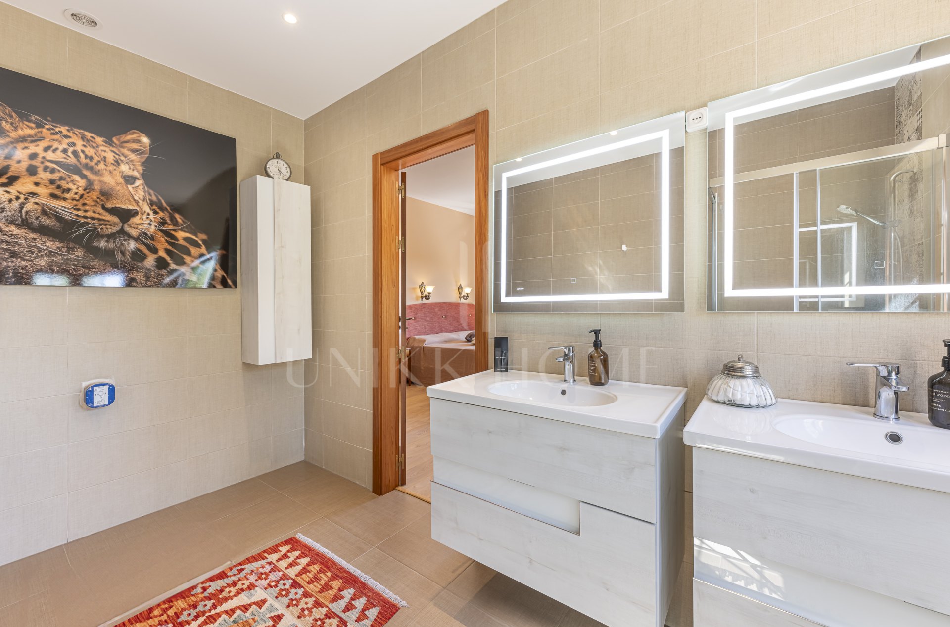 Villa moderna cerca de la playa en venta en El Rosario, Marbella Este