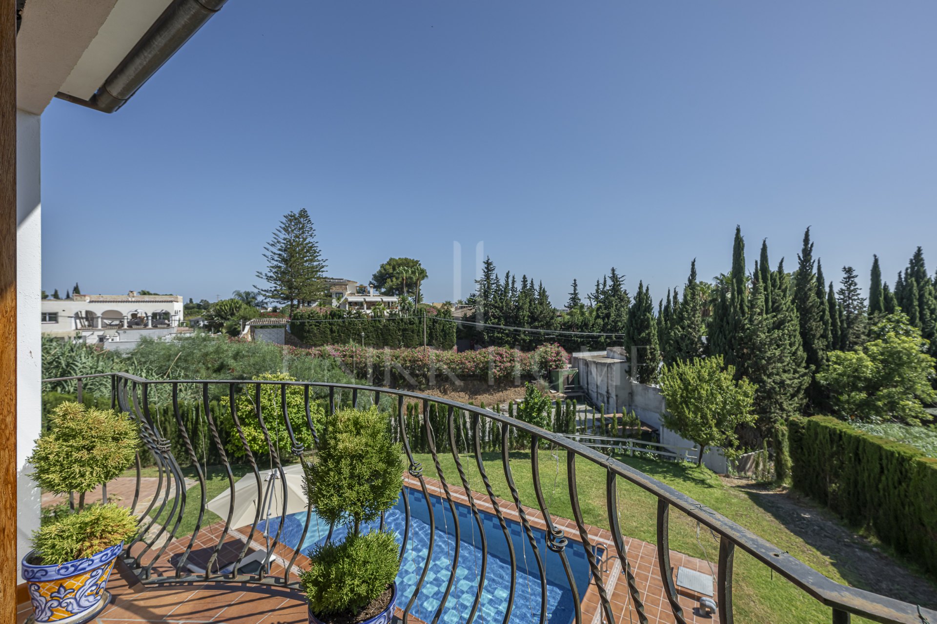 Villa moderna cerca de la playa en venta en El Rosario, Marbella Este