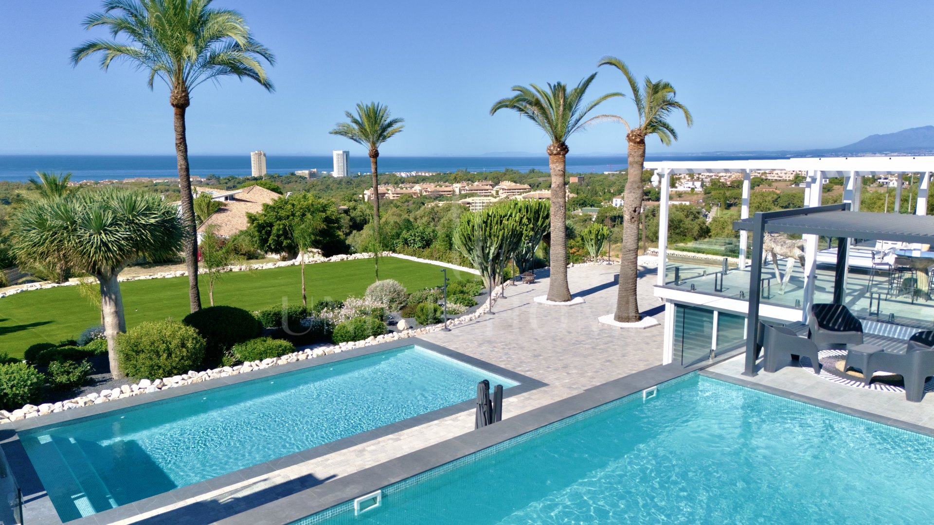 Villa de lujo con vistas al mar y potencial de desarrollo en venta en Elviria, Marbella Este