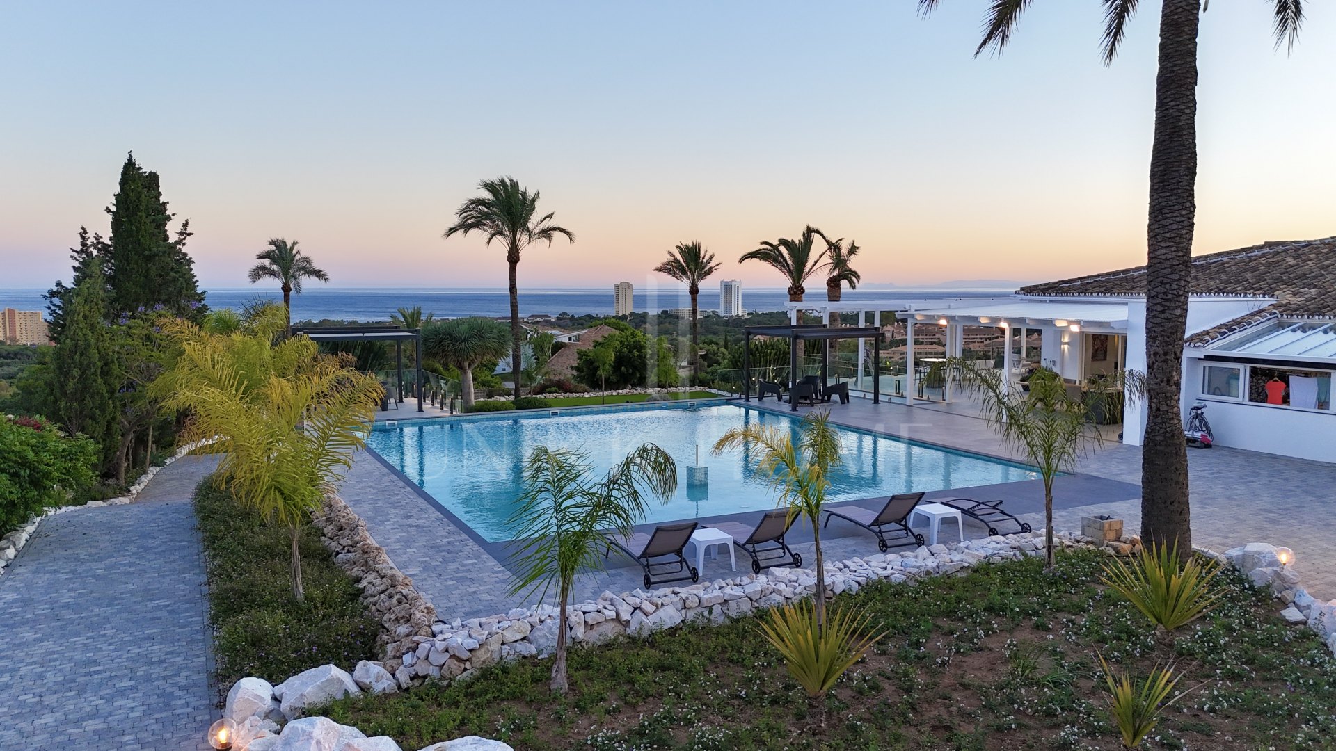 Villa de lujo con vistas al mar y potencial de desarrollo en venta en Elviria, Marbella Este