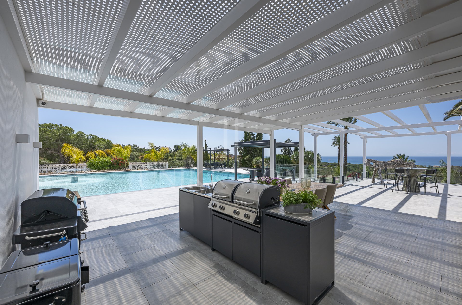 Villa de lujo con vistas al mar y potencial de desarrollo en venta en Elviria, Marbella Este