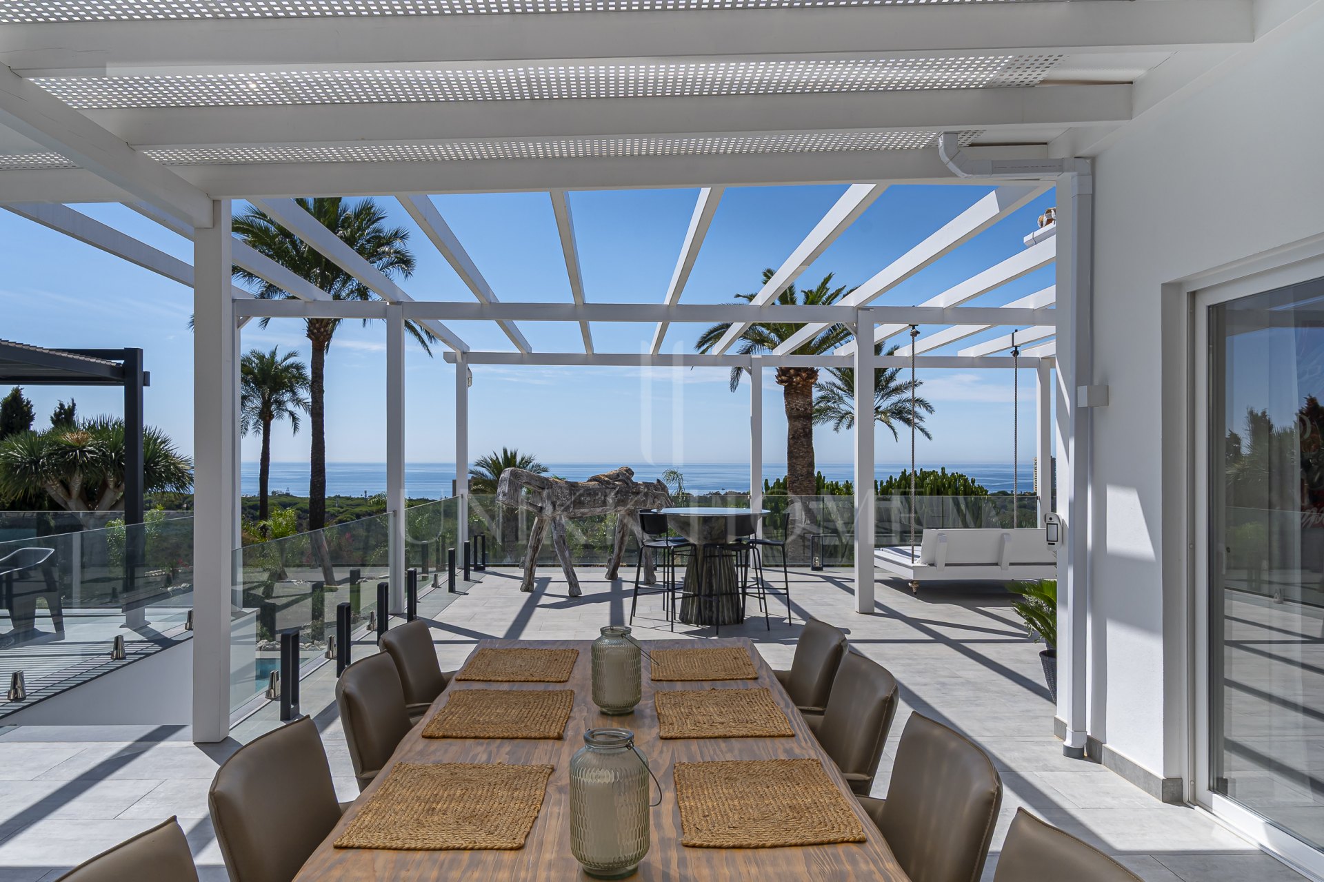 Villa de lujo con vistas al mar y potencial de desarrollo en venta en Elviria, Marbella Este