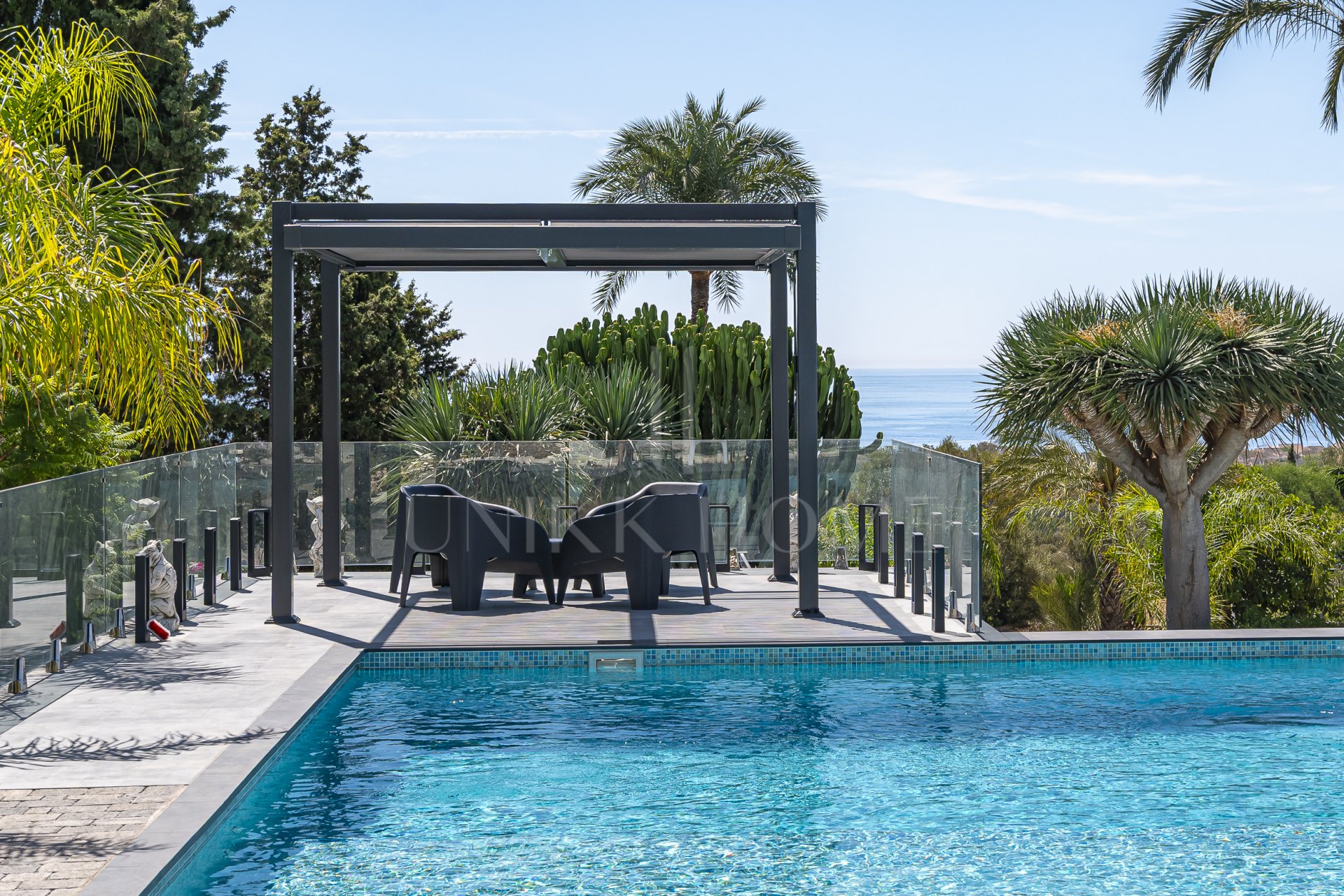 Villa de lujo con vistas al mar y potencial de desarrollo en venta en Elviria, Marbella Este