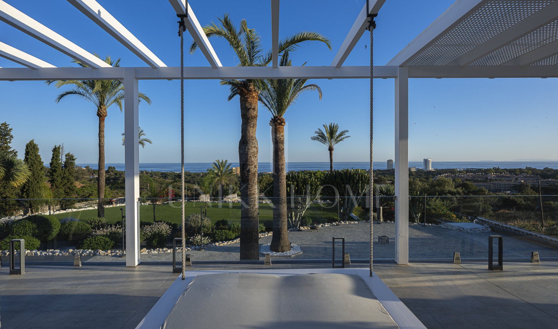 Villa de lujo con vistas al mar y potencial de desarrollo en venta en Elviria, Marbella Este