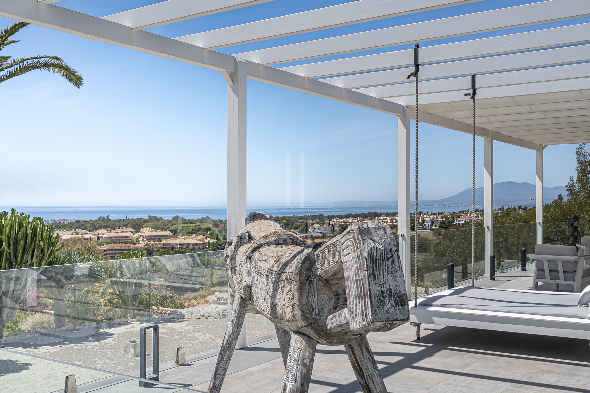 Villa de lujo con vistas al mar y potencial de desarrollo en venta en Elviria, Marbella Este