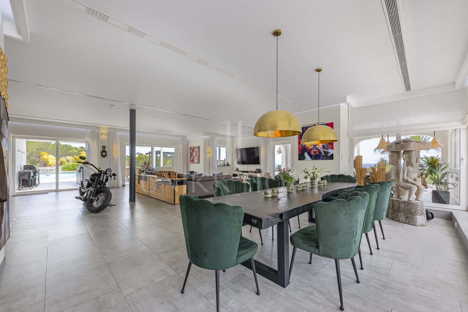 Villa de lujo con vistas al mar y potencial de desarrollo en venta en Elviria, Marbella Este