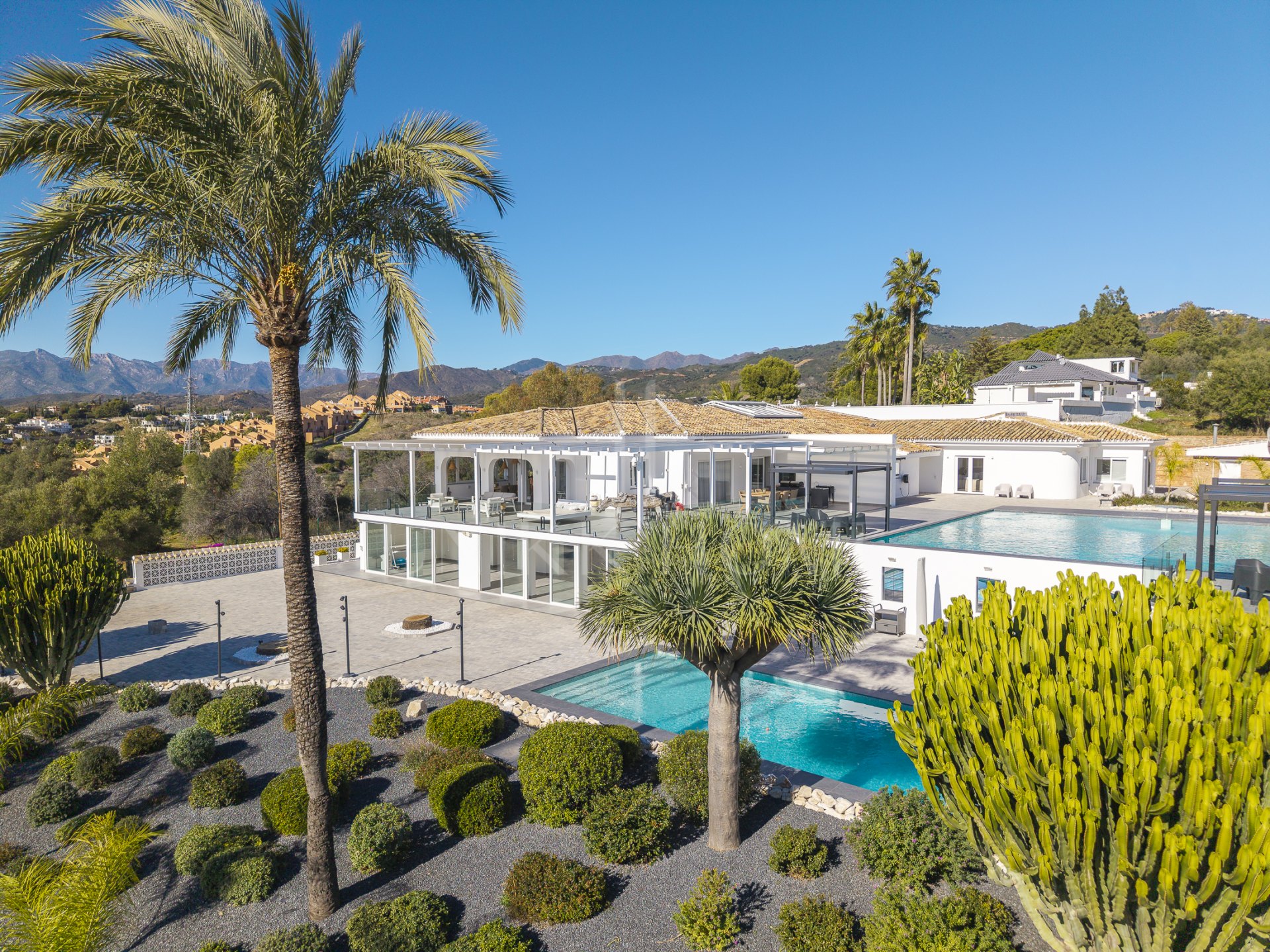 Villa de lujo con vistas al mar y potencial de desarrollo en venta en Elviria, Marbella Este