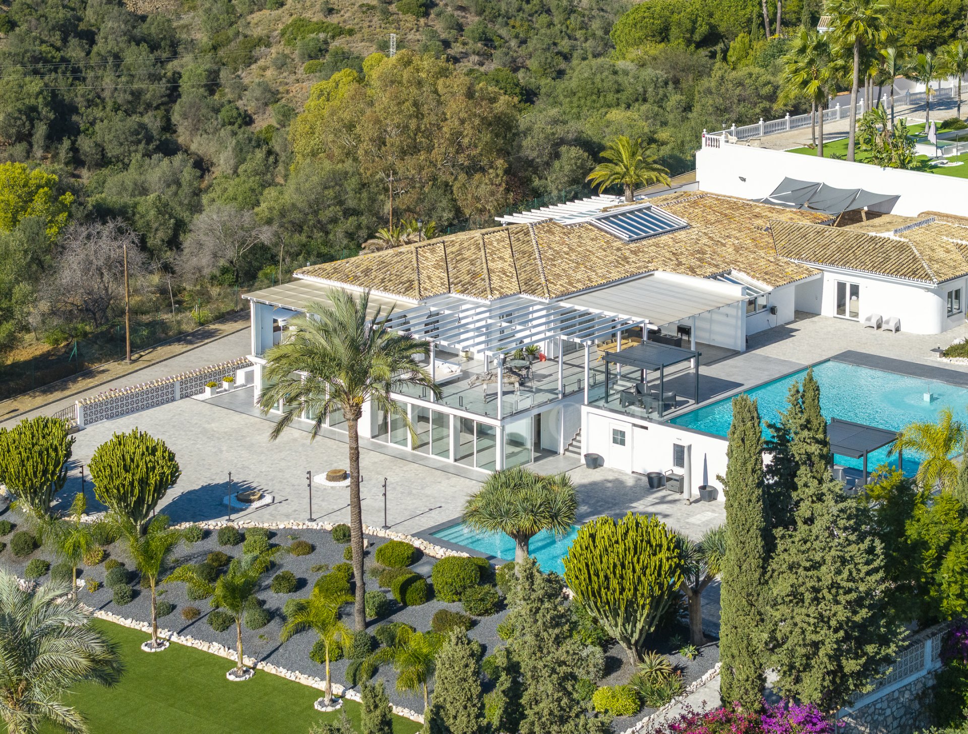 Villa de lujo con vistas al mar y potencial de desarrollo en venta en Elviria, Marbella Este