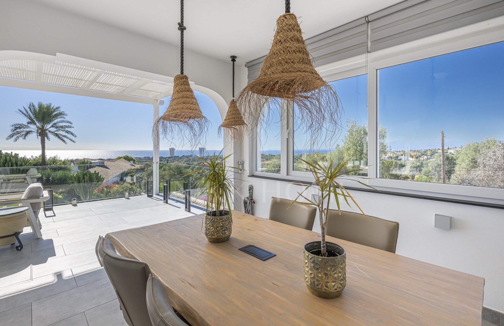 Villa de lujo con vistas al mar y potencial de desarrollo en venta en Elviria, Marbella Este