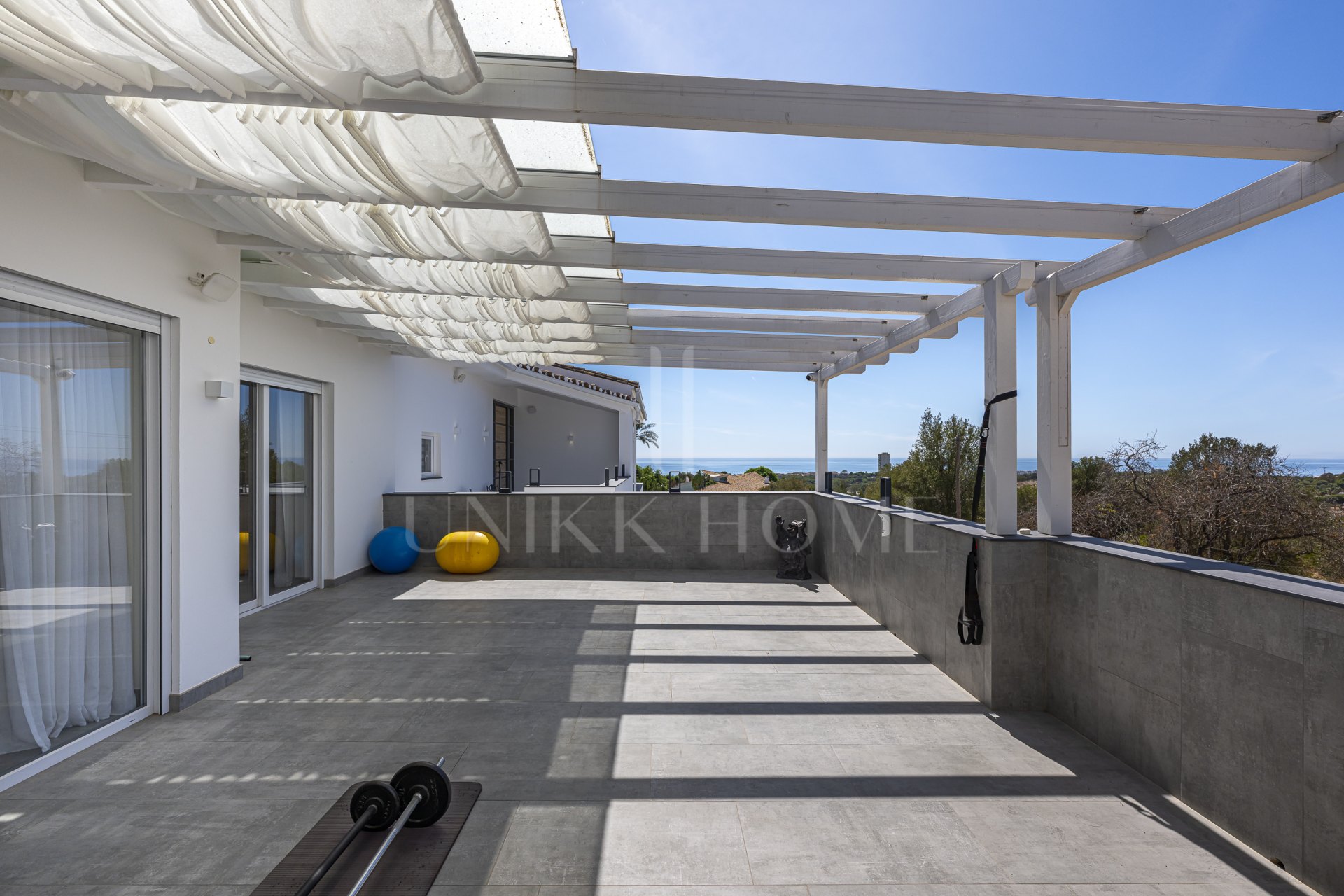 Villa de lujo con vistas al mar y potencial de desarrollo en venta en Elviria, Marbella Este