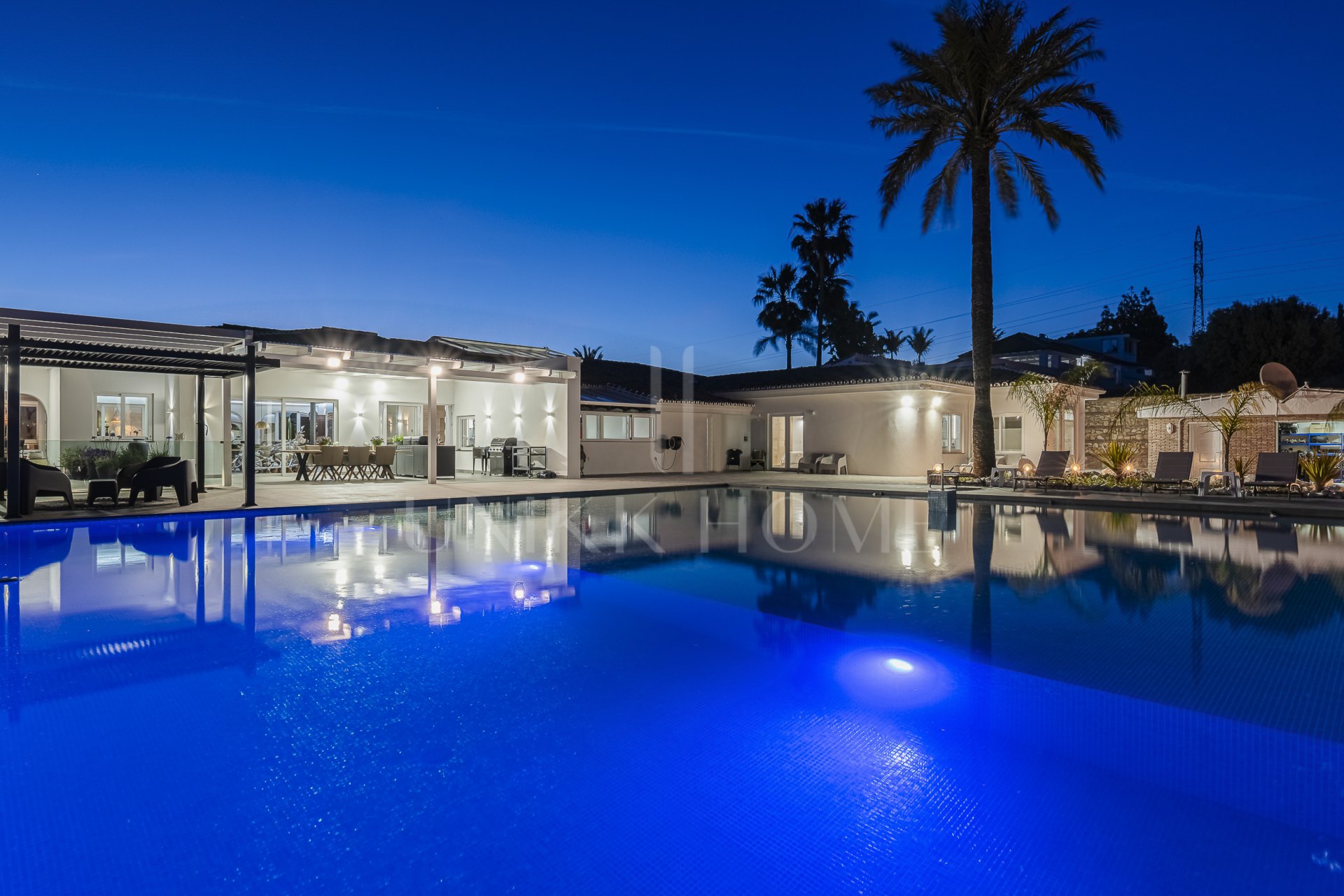 Villa de lujo con vistas al mar y potencial de desarrollo en venta en Elviria, Marbella Este
