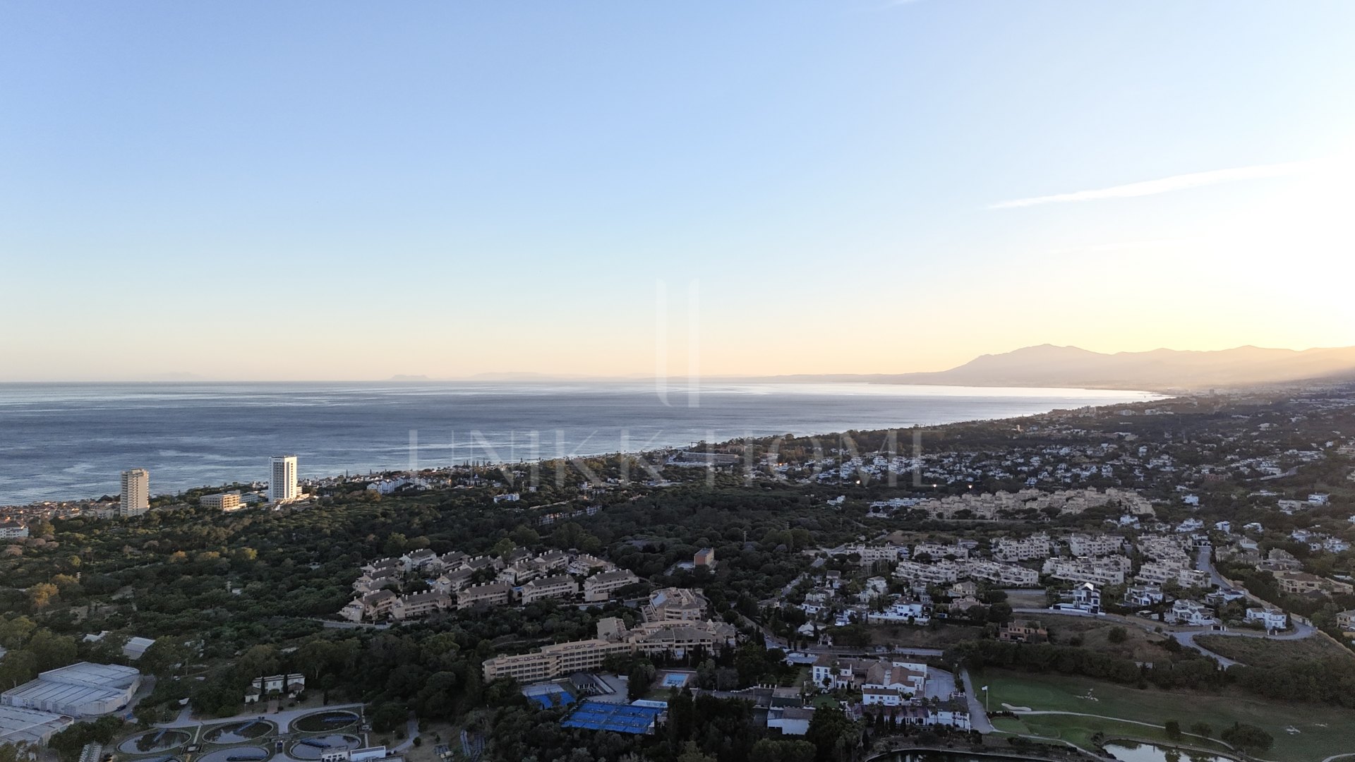 Villa de lujo con vistas al mar y potencial de desarrollo en venta en Elviria, Marbella Este
