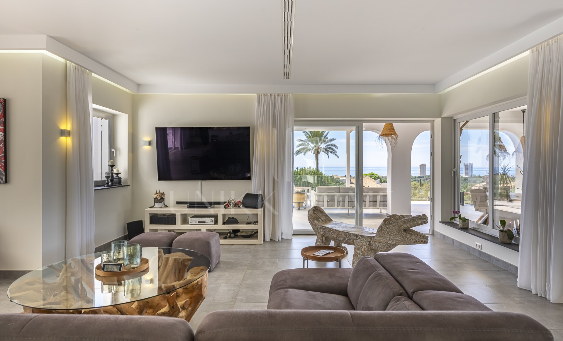 Villa de lujo con vistas al mar y potencial de desarrollo en venta en Elviria, Marbella Este