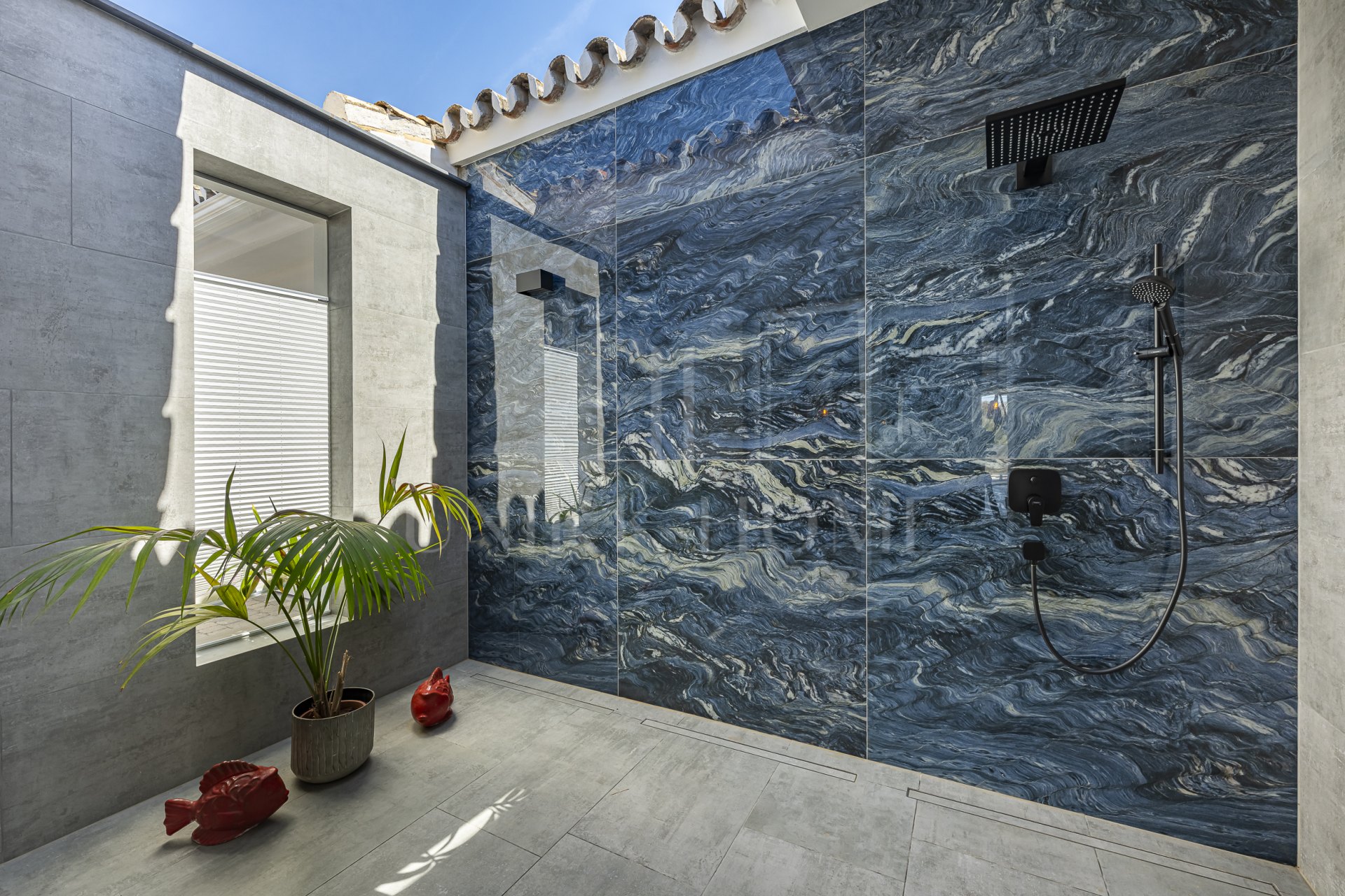 Villa de lujo con vistas al mar y potencial de desarrollo en venta en Elviria, Marbella Este