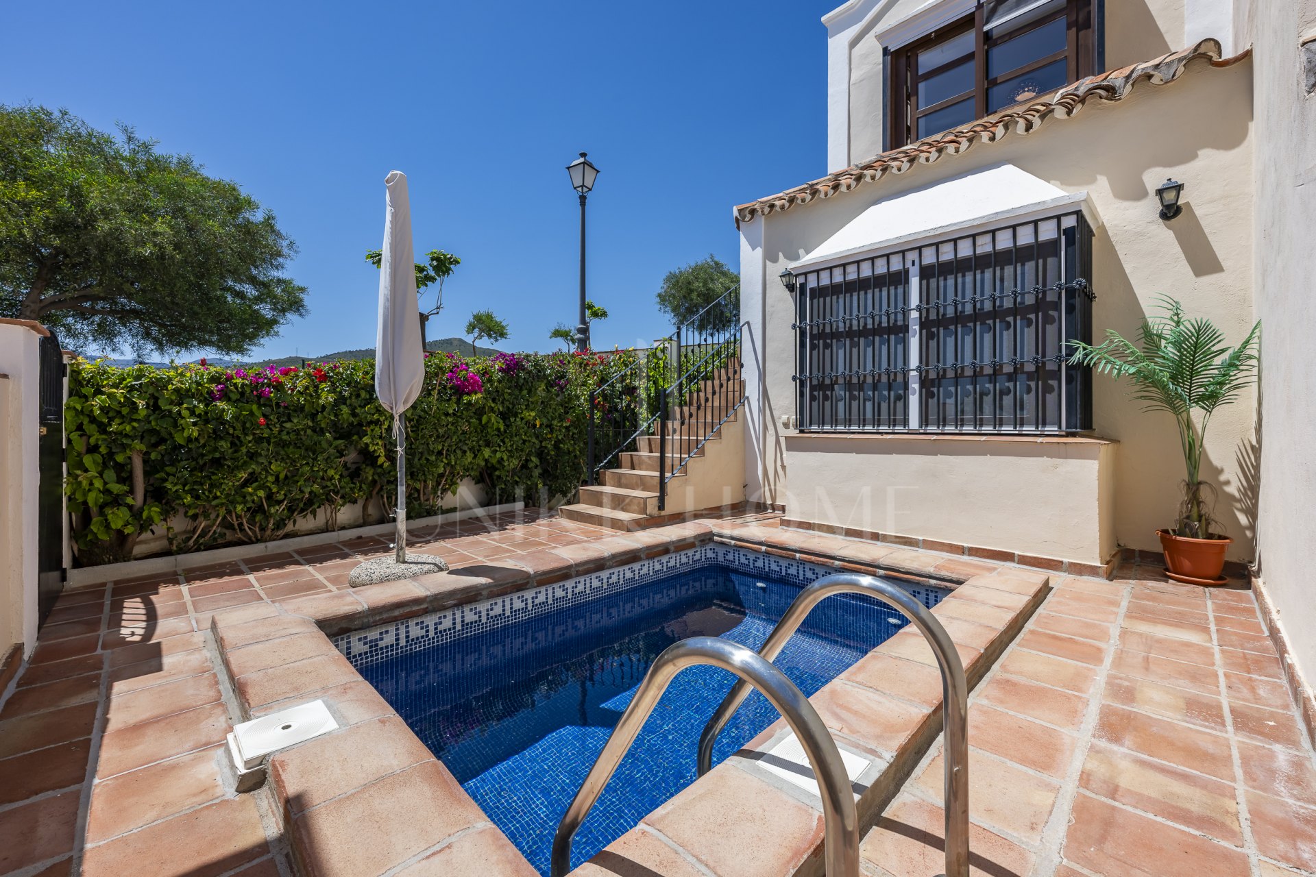 Luminoso y elegante adosado familiar con vistas al mar en venta en Monte Mayor, Benahavís