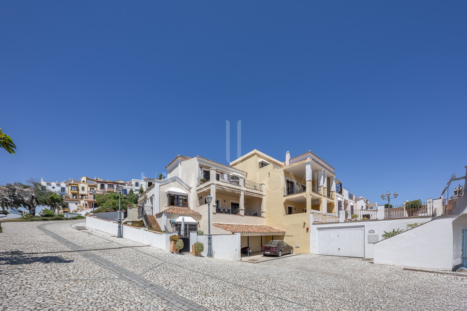 Luminoso y elegante adosado familiar con vistas al mar en venta en Monte Mayor, Benahavís