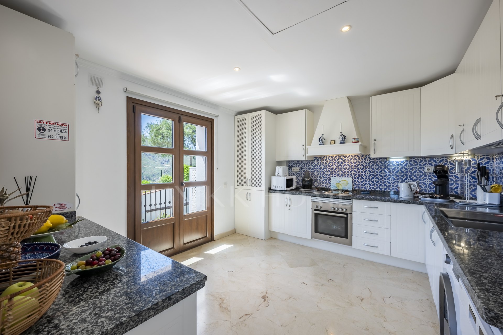 Luminoso y elegante adosado familiar con vistas al mar en venta en Monte Mayor, Benahavís