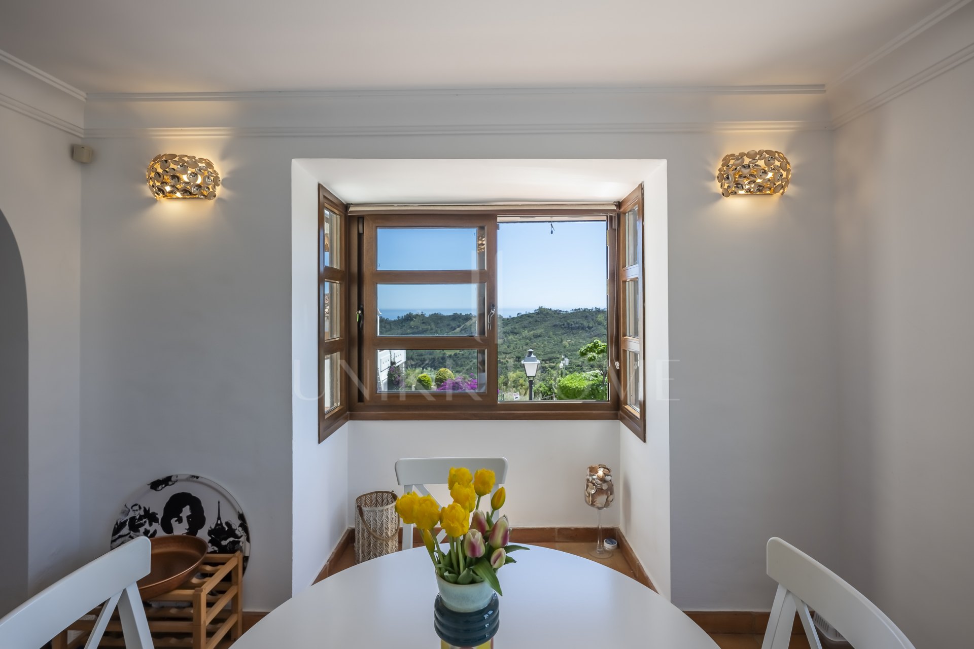 Luminoso y elegante adosado familiar con vistas al mar en venta en Monte Mayor, Benahavís