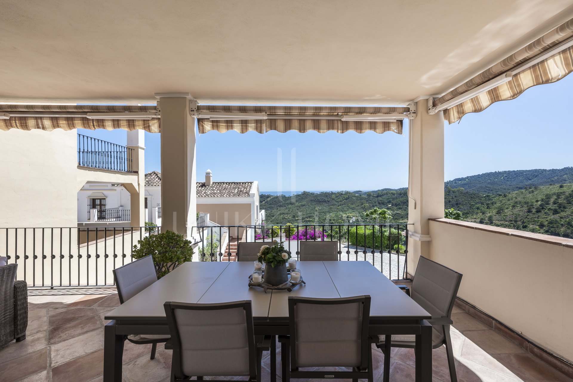 Luminoso y elegante adosado familiar con vistas al mar en venta en Monte Mayor, Benahavís