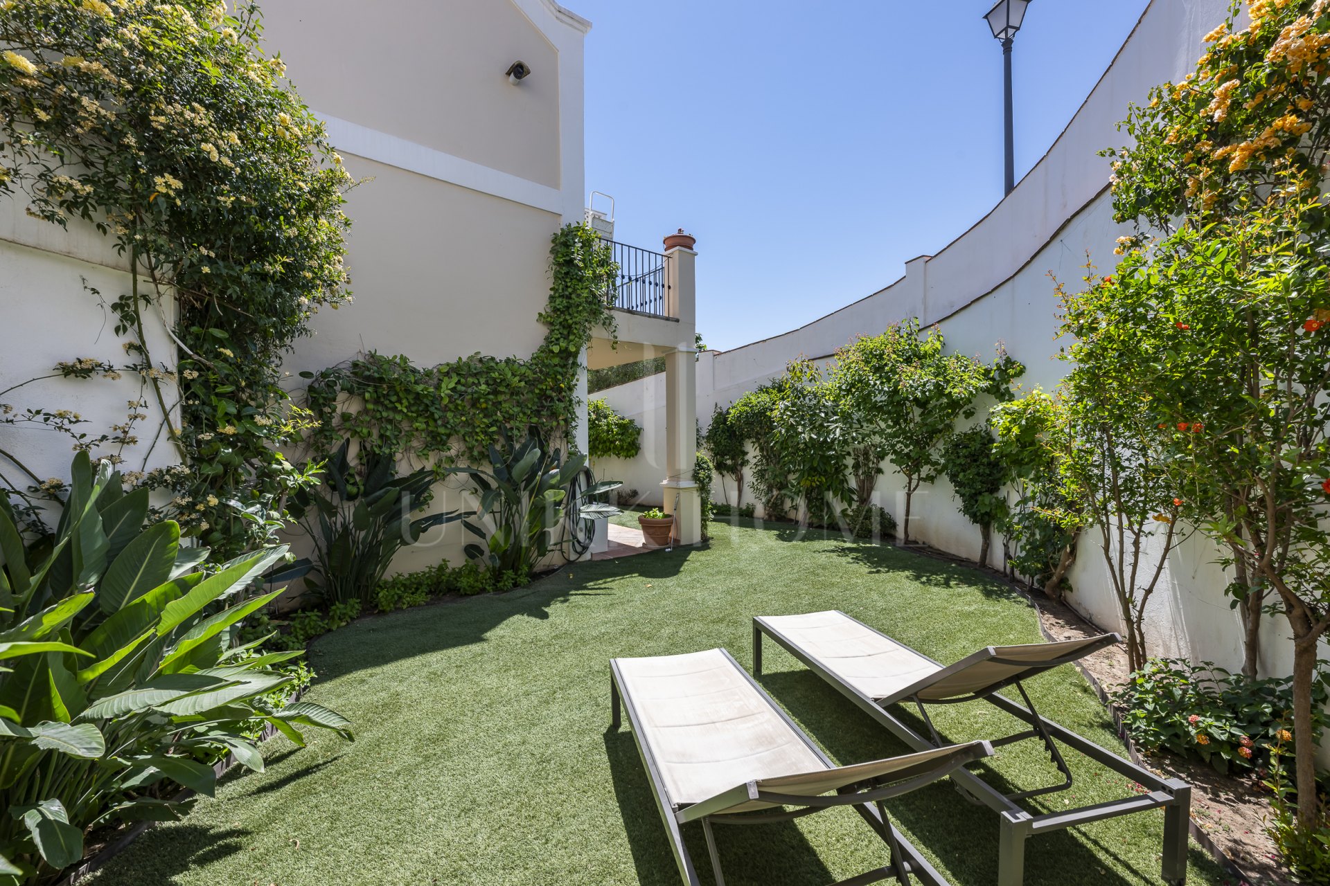 Luminoso y elegante adosado familiar con vistas al mar en venta en Monte Mayor, Benahavís