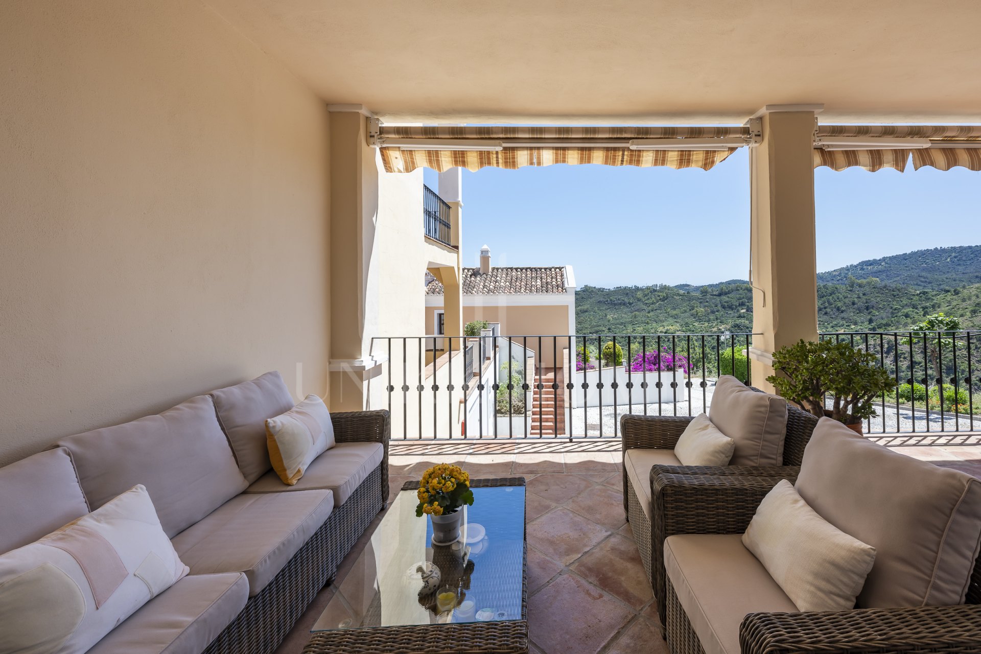 Luminoso y elegante adosado familiar con vistas al mar en venta en Monte Mayor, Benahavís