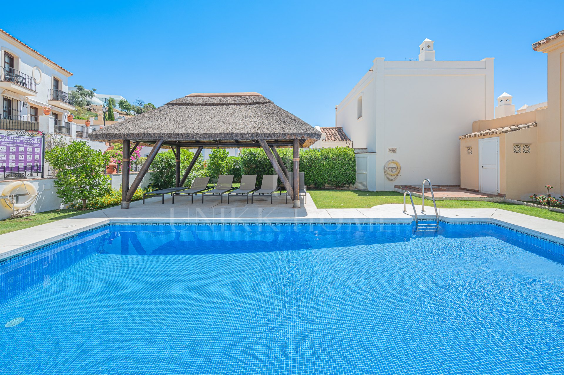 Luminoso y elegante adosado familiar con vistas al mar en venta en Monte Mayor, Benahavís