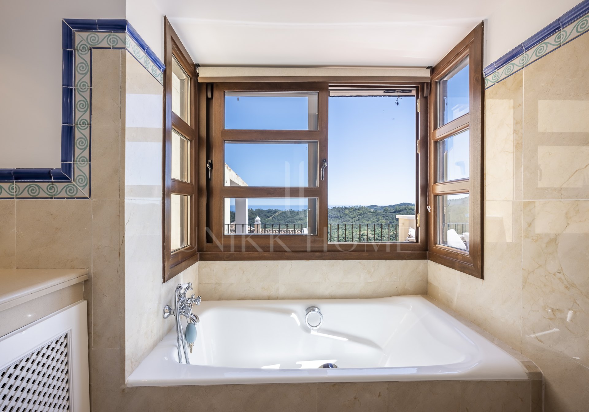 Luminoso y elegante adosado familiar con vistas al mar en venta en Monte Mayor, Benahavís