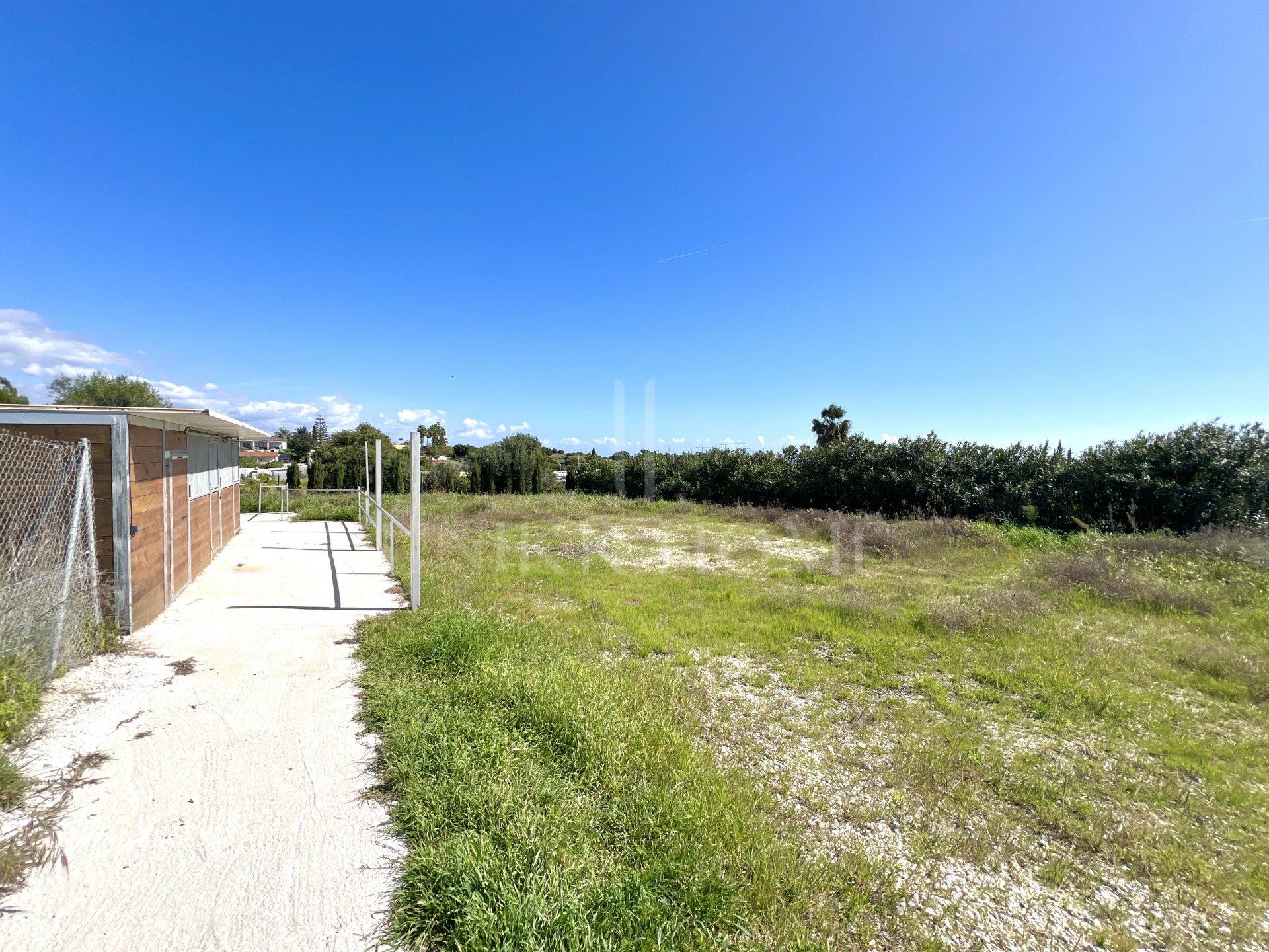 Impresionante finca de 3 dormitorios con cuadras para caballos en venta en Estepona