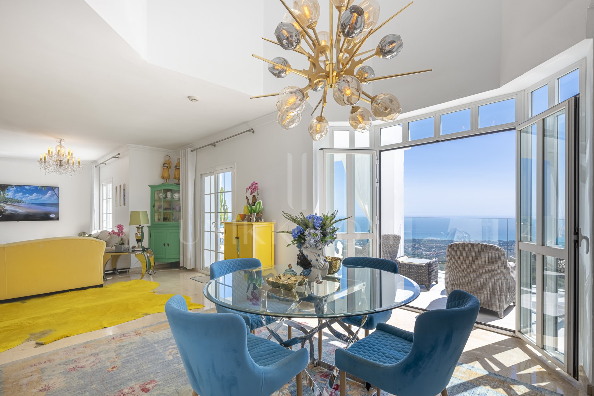 Amplio adosado en la cima de la colina con vistas al mar de 180º en venta en La Mairena, Marbella Este