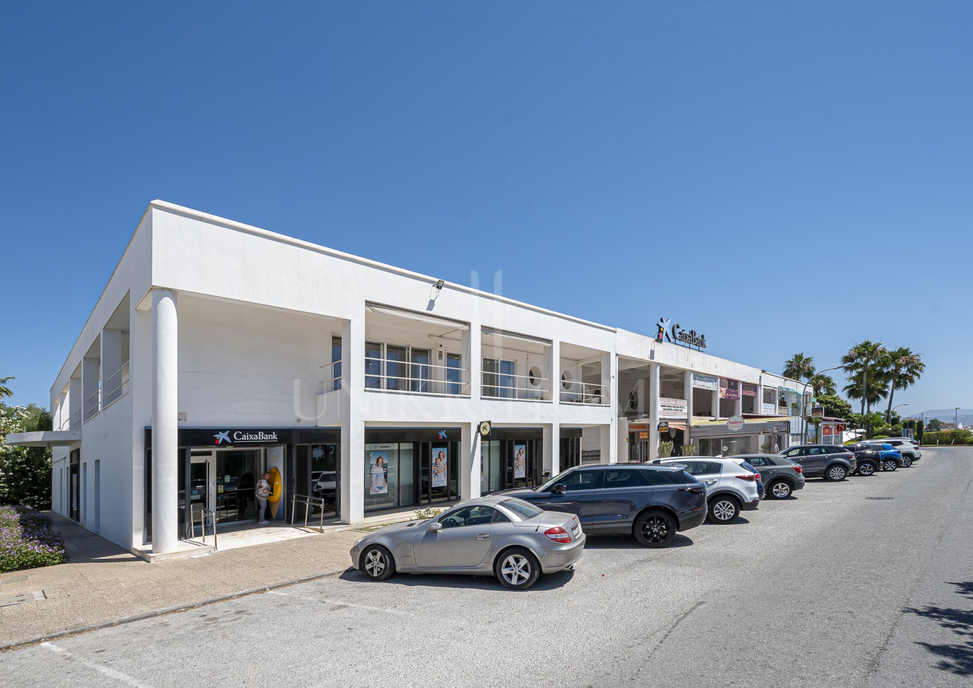 Se Vende Local Comercial de 414m² en Centro Comercial Guadalmina - Ideal para Co-Working