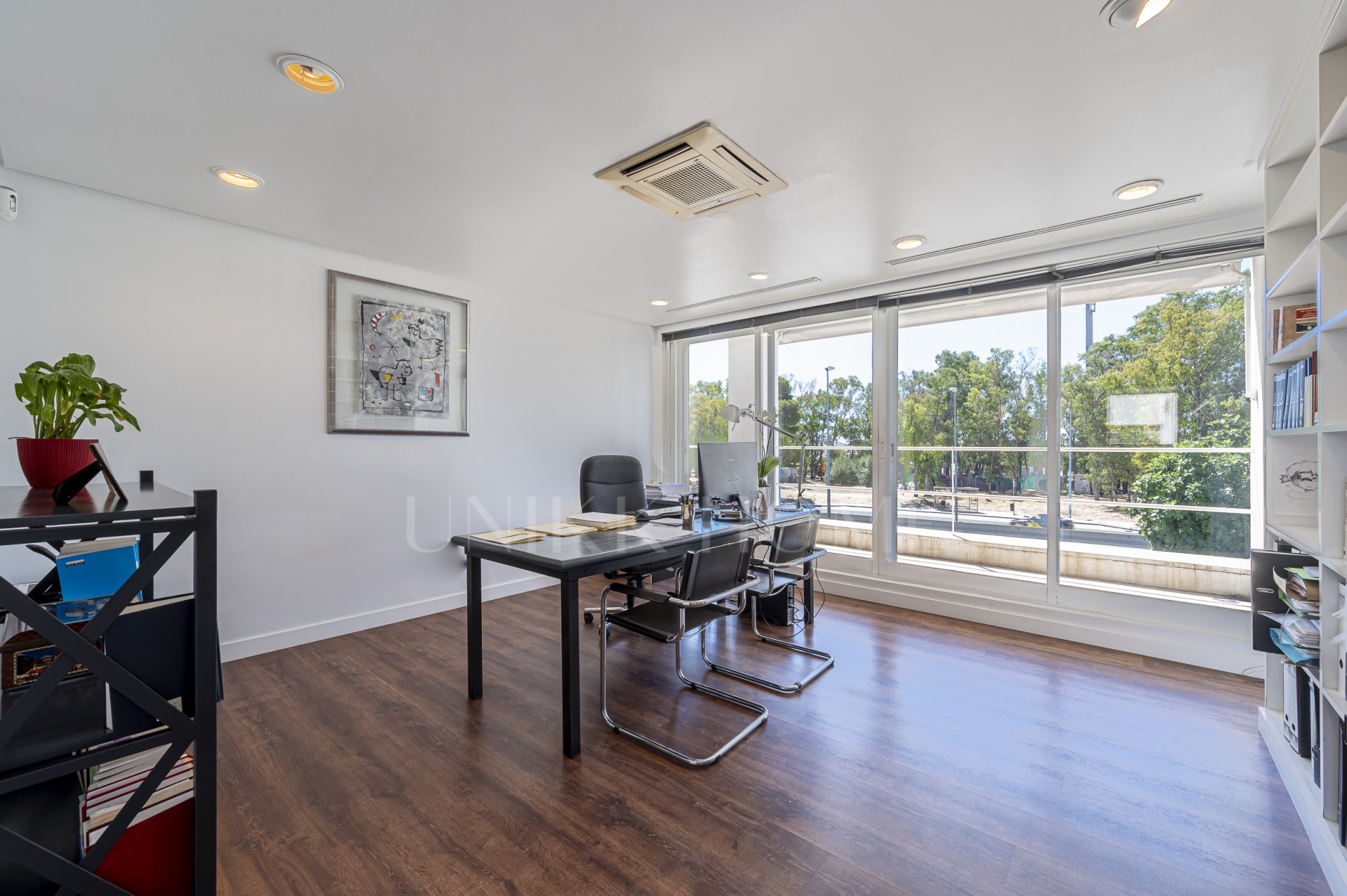 Se Vende Local Comercial de 414m² en Centro Comercial Guadalmina - Ideal para Co-Working