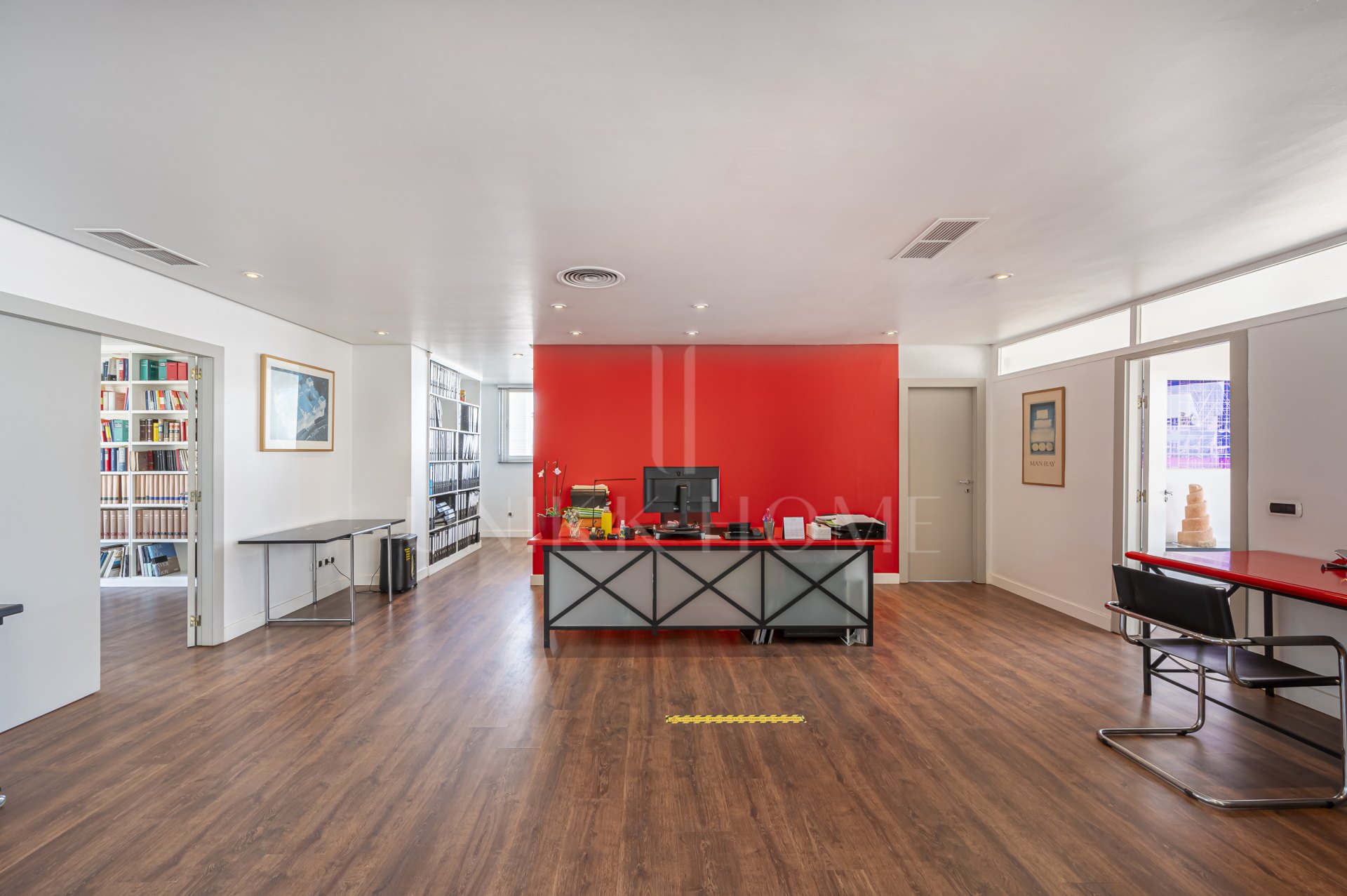 Se Vende Local Comercial de 414m² en Centro Comercial Guadalmina - Ideal para Co-Working