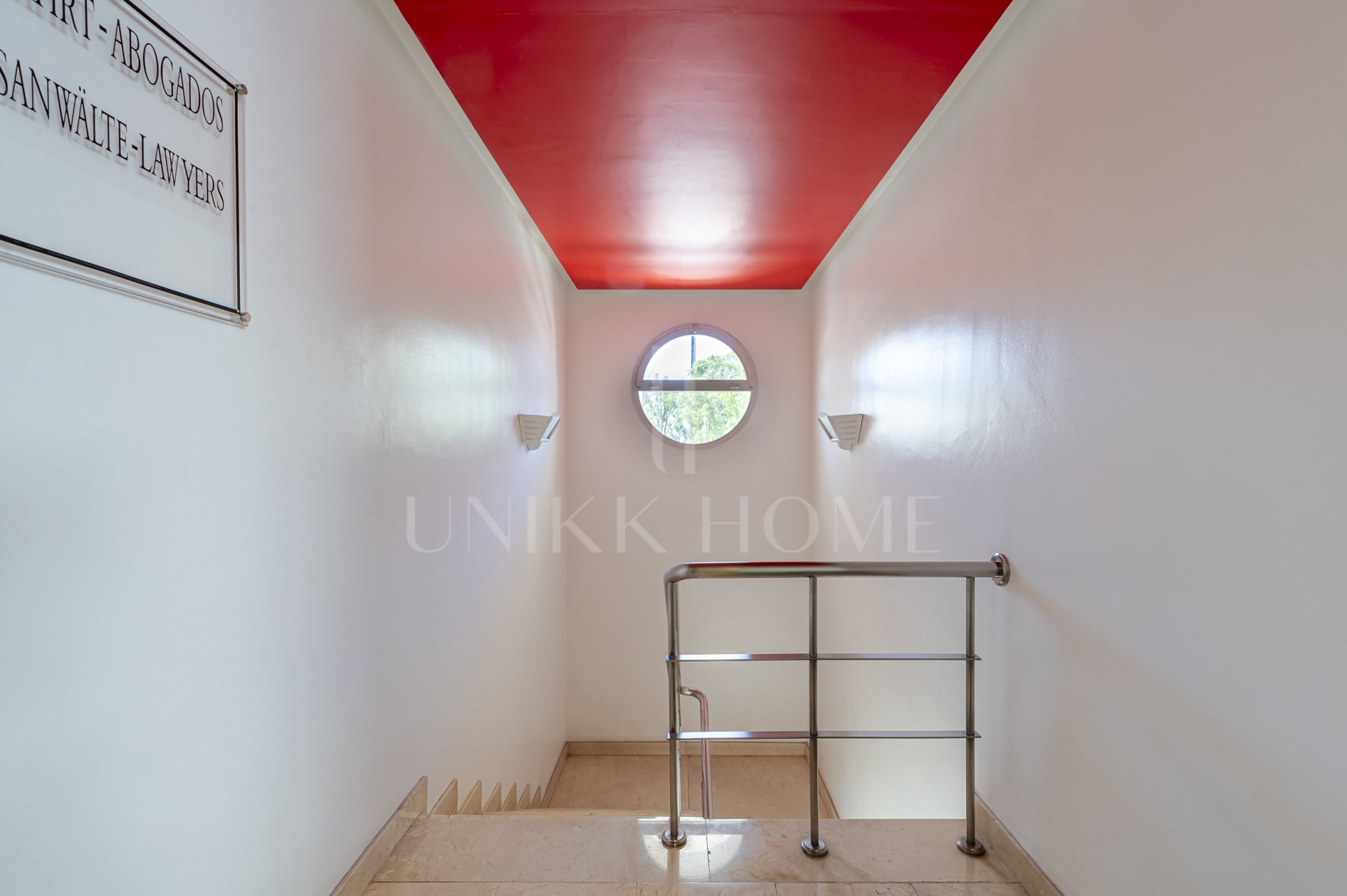 Se Vende Local Comercial de 414m² en Centro Comercial Guadalmina - Ideal para Co-Working